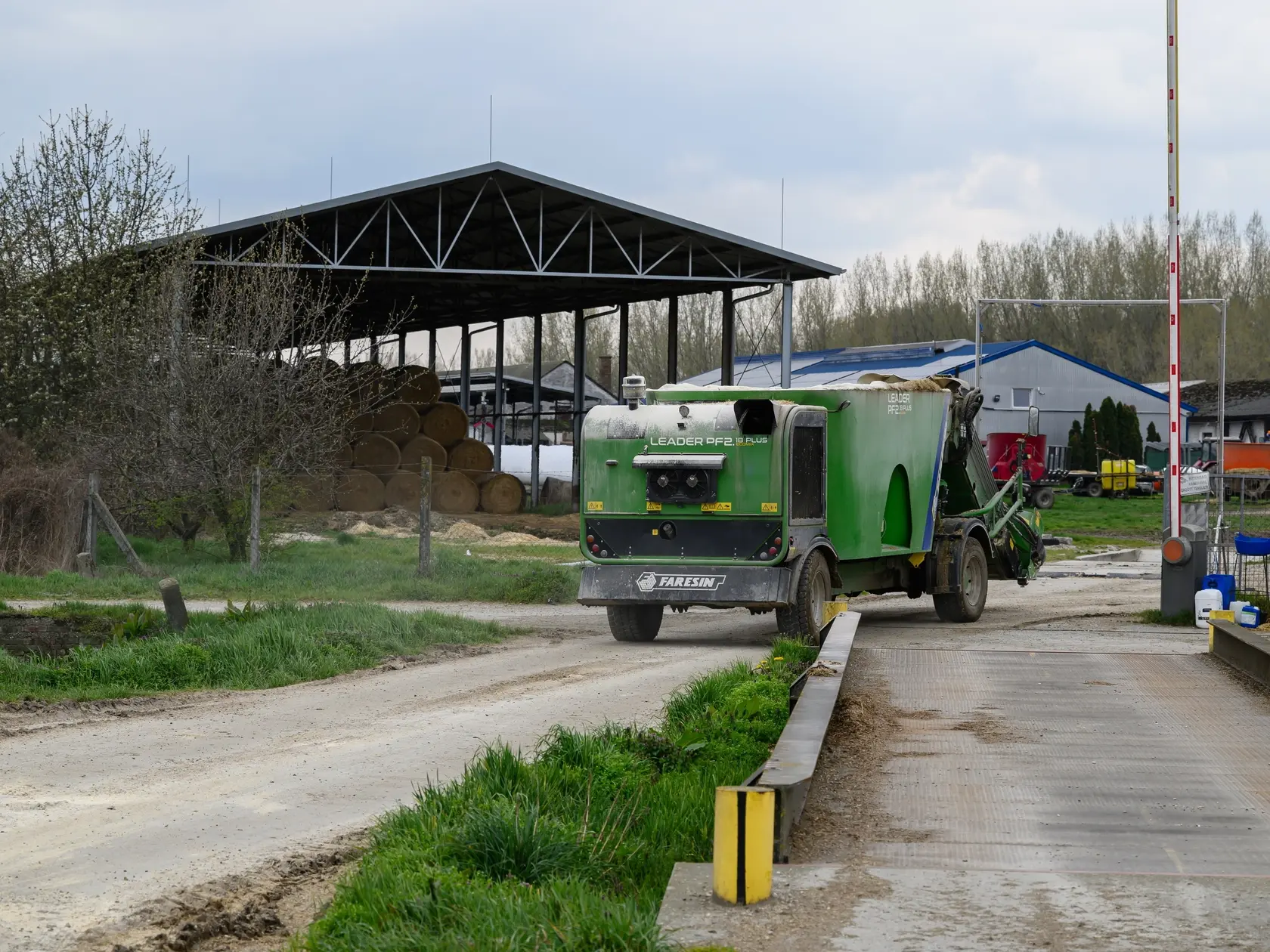 JB 21 Darnózseli - Na snímke pohľad na uzatvorenú farmu dobytka v karanténe v Darnózseli, na severozápade Maďarska 2. apríla 2025. V Maďarsku sa potvrdili ďalšie dve ohniská slintačky a krívačky (SLAK), a to v obciach Dunakiliti a Darnózseli. Uviedol to pred stredajším rokovaním vlády minister pôdohospodárstva a rozvoja vidieka SR Richard Takáč (Smer-SD). Farmy majú podľa neho 2500 a 1000 kusov dojníc. Nové ohniská sú podľa neho v rozmedzí medzi prvou a druhou maďarskou farmou výskytu ochorenia. FOTO TASR/DUNA/MTI/Tamas Vasvari 

A general view of a closed off cattle farm in Darnozseli, northwestern Hungary, 02 April 2025. The presence of the foot-and-mouth disease virus has been confirmed at the farm, housing some 1000 stock animals. Darnozseli is one of the two locations where the highly contagious cattle virus has appeared in Hungary in the past days, the other one is 23 kilometres away in Dunakiliti, both found in Gyor-Moson-Sopron county, bordering Slovakia.(MTI/Tamas Vasvari)
