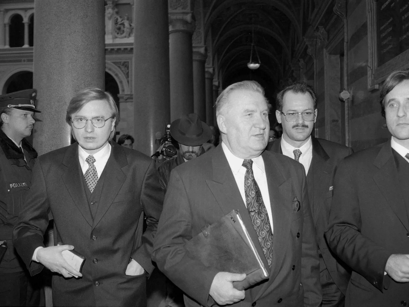 Na archívnej snímke - Vľavo Michal Kováč mladší vo Viedni 20. februára 1996. Vyšší krajinský súd vo Viedni 20. februára rozhodol, že rakúske justičné orgány nevydajú Michala Kováča mladšieho do Nemecka. Michal Kováč ml. sa preto okamžite môže vrátiť na Slovensko. V odôvodnení rozsudku predseda senátu Friedrich Novotny povedal, že Michal Kováč ml. bol do Rakúska zavlečený proti svoje vôli, čím došlo k porušeniu jeho zákadných ľudských práv.