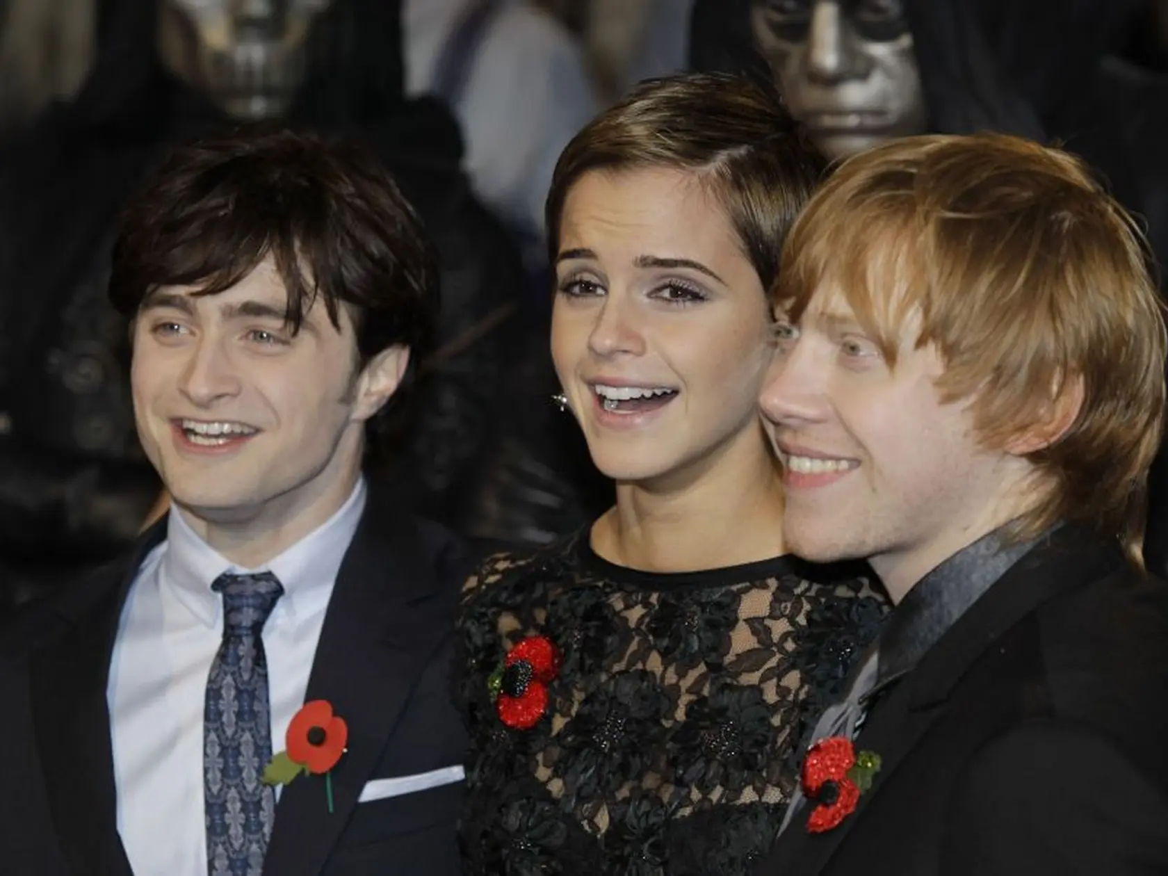 Britskí herci Daniel Radcliffe (vľavo), Emma Watson a Rupert Grint (vpravo) pózujú fotografom počas svetovej premiéry prvej časti posledného filmu o čarodejníckom učňovi Harrym Potterovi s názvom Harry Potter a Dary smrti 