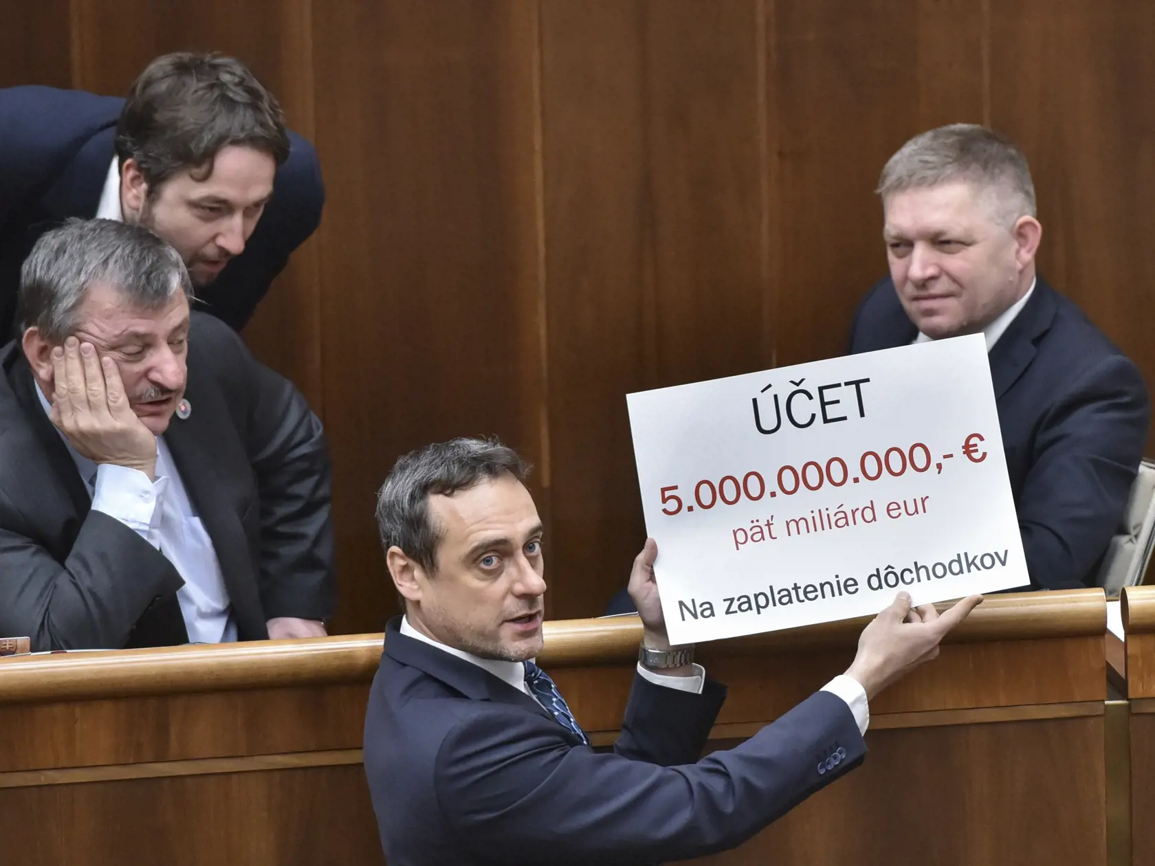 Na snímke poslanci Národnej rady SR zľava Ľuboš Blaha (SMER-SD), Anton Hrnko (SNS), Jozef Rajtár (nezaradený) a Robert Fico (SMER-SD) počas mimoriadnej 58. schôdze Národnej rady SR, 19. februára 2020 v Bratislave. Predseda NR SR Andrej Danko (SNS) opätovne prerušil rokovanie parlamentu do štvrtka (20. 2.) do 9. hodiny. Dôvodom je pokračujúca obštrukcia nezaradených poslancov okolo Miroslava Beblavého. Viackrát ich  vyzval, aby opustili rokovaciu sálu. Neurobili tak.
