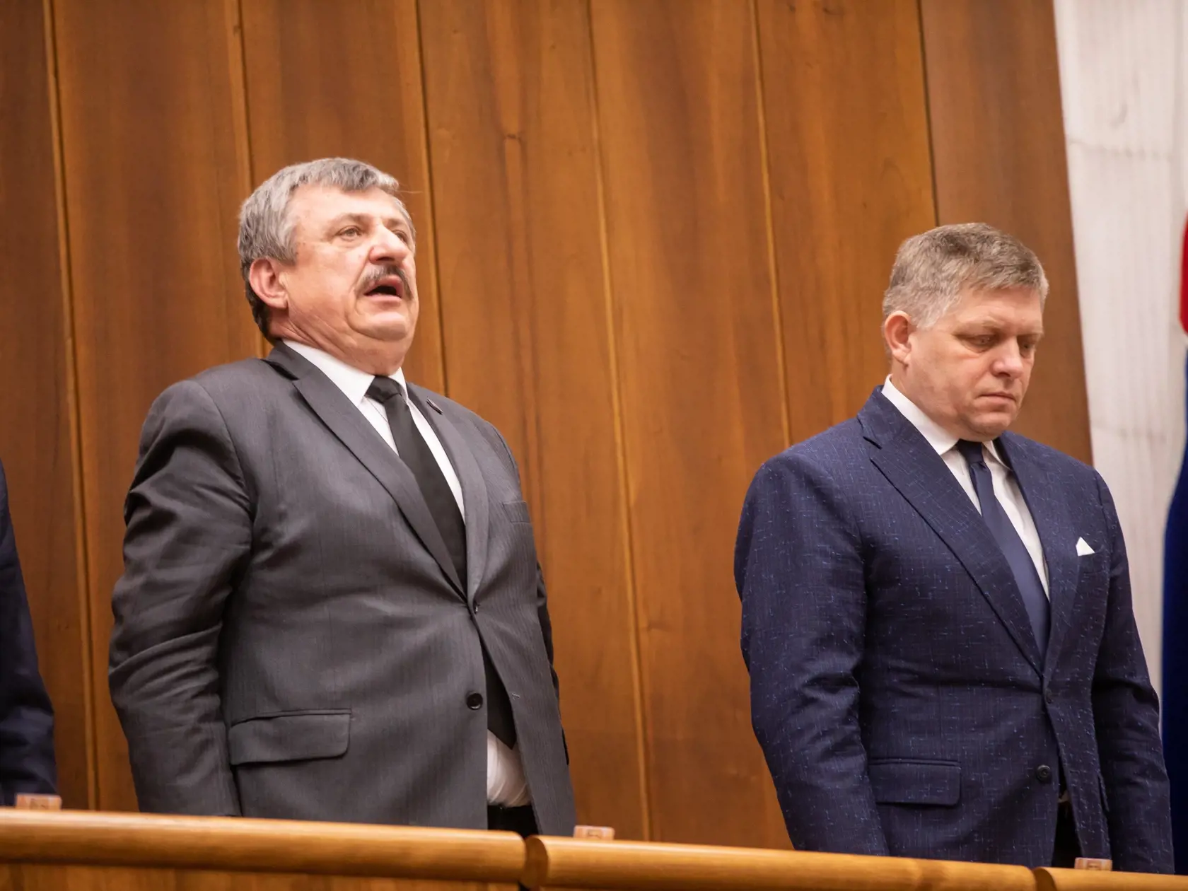 Protest v parlamente opozičnou stranou PS/ spolu proti zvolenou mimoriadnej schôdzi. Na fotke je Robert Fico a Anton Hrnko