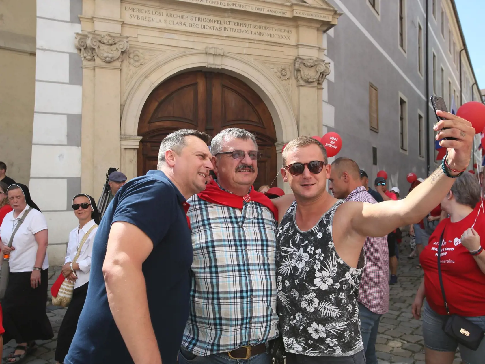 Poslanec Anton Hrnko bojuje zo všetkých síl! V sobotu prišiel do ulíc Bratislavy podporiť tradičné rodiny.