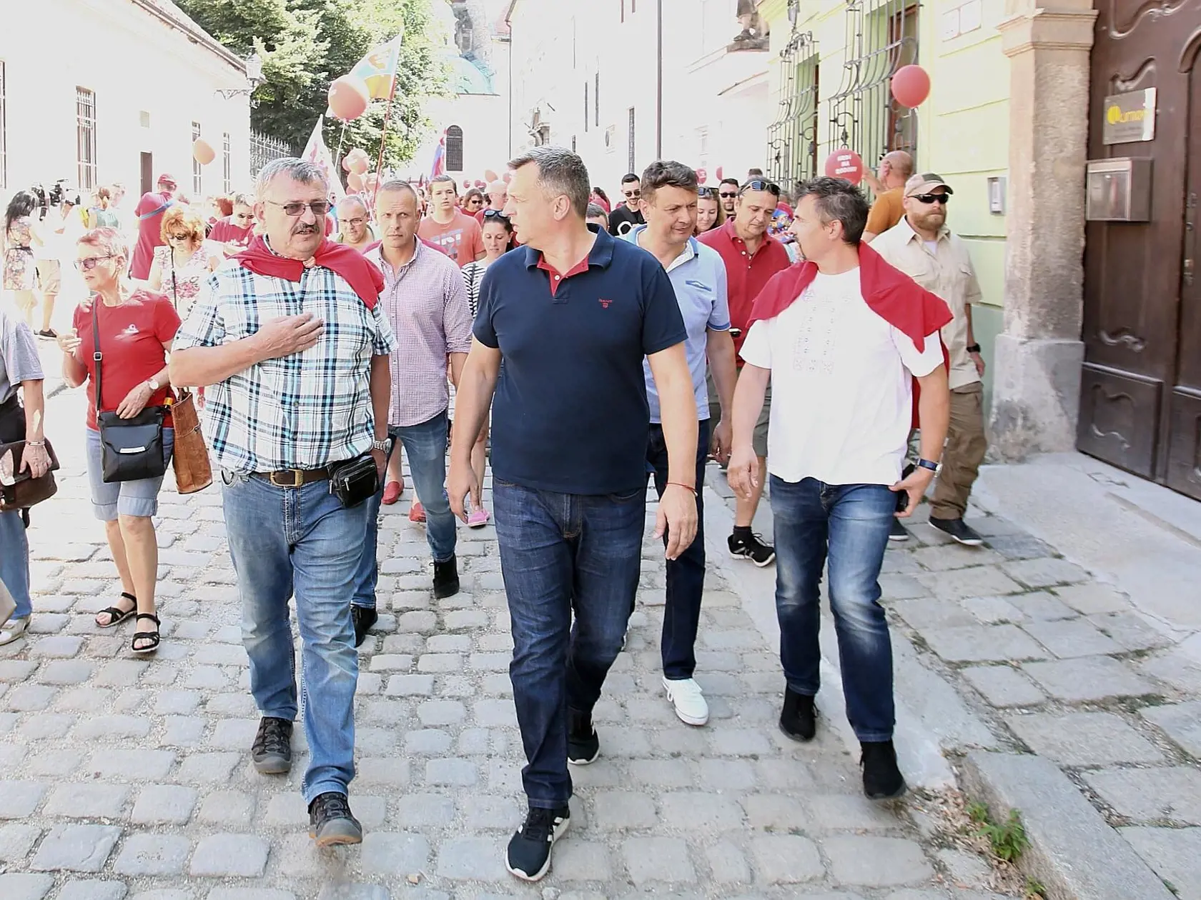 Exposlanec Anton Hrnko bojuje zo všetkých síl! V sobotu prišiel do ulíc Bratislavy podporiť tradičné rodiny.