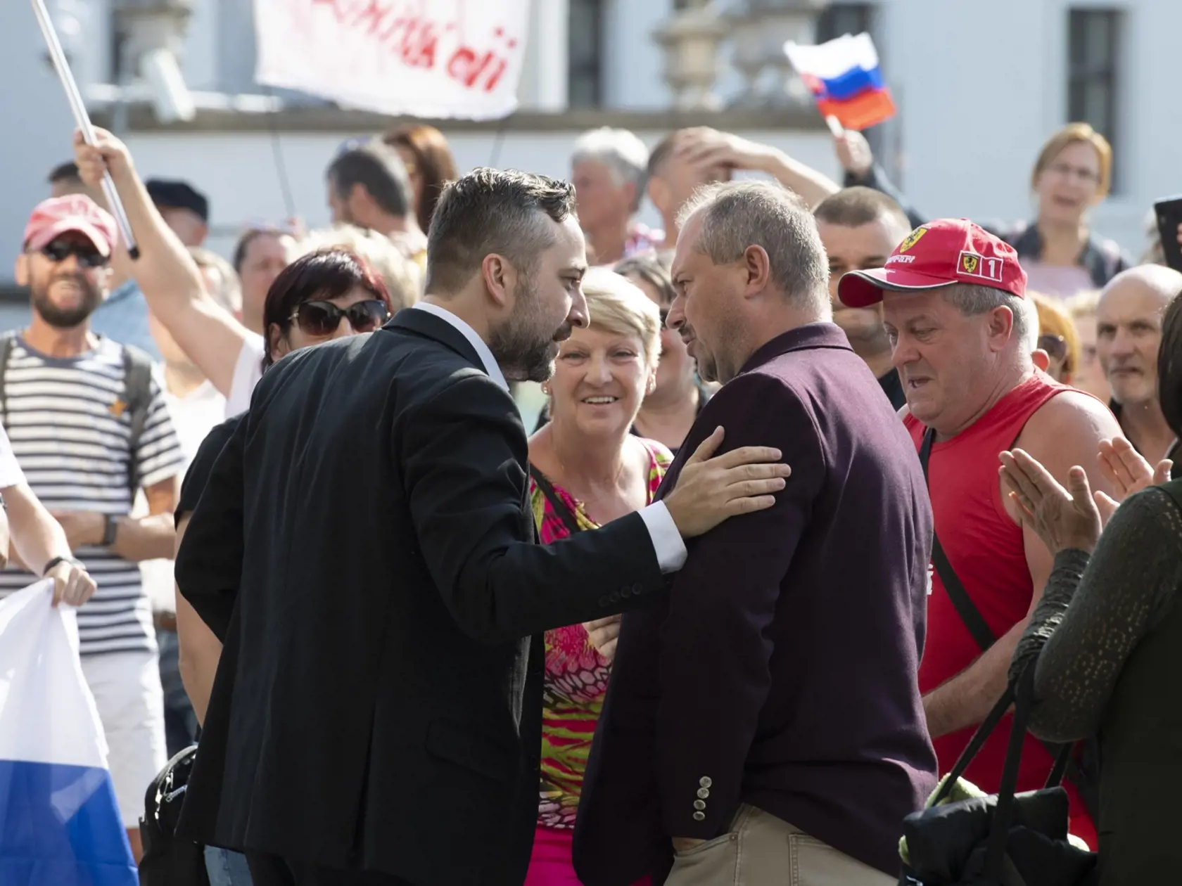 Najnovšie protesty, počas ktorých bola zranená policajtka, sa konali pred parlamentom. Ľudia protestovali proti zákonu o vakcinácii, ktorí má v prípade zhoršenia epidemiologickej situácie zvýhodňovať zaočkovaných občanov. Medzi protestujúcich vyšiel aj podpredseda Smeru obhajujúci komunistov Ľuboš Blaha a šéf pravičiarov z ĽSNS Marian Kotleba. V družnej debate si takto vymieňali svoje názory.