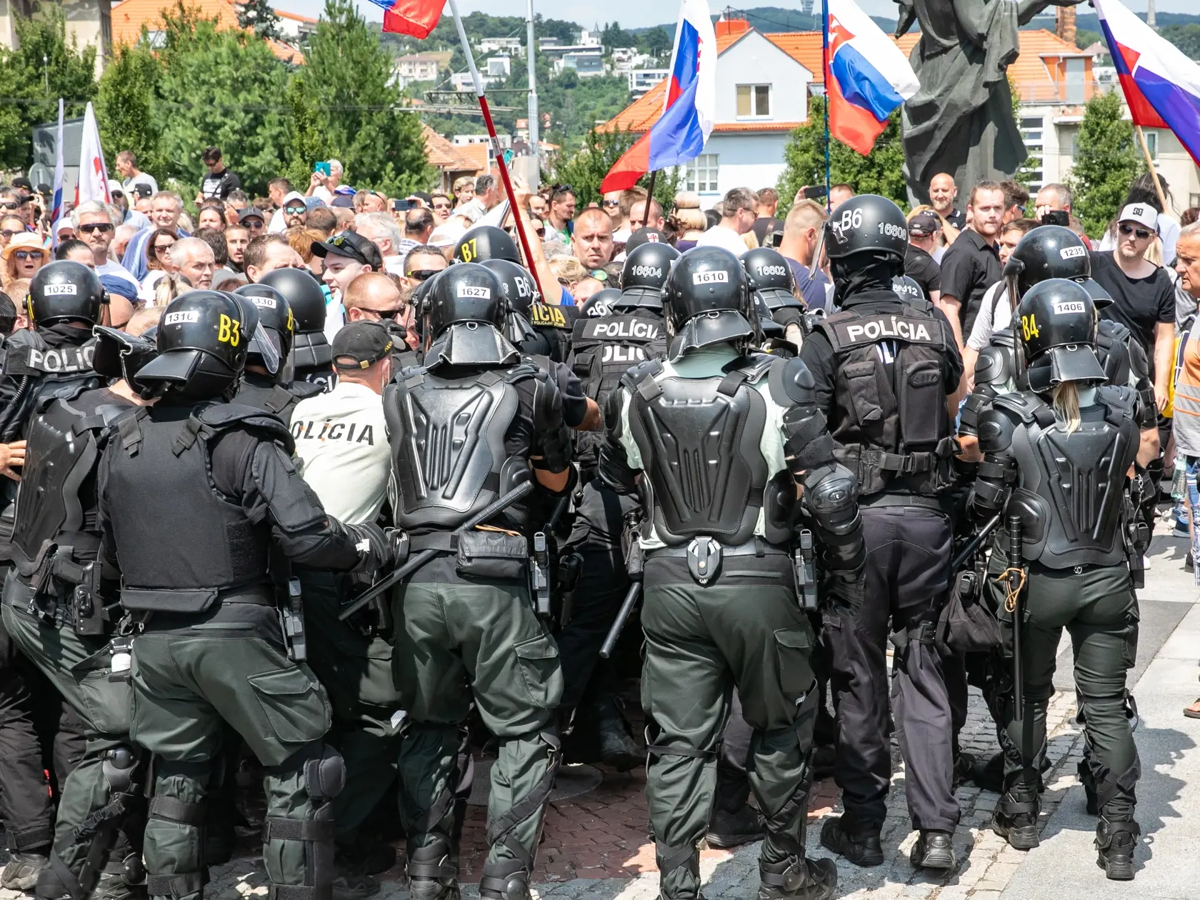 Protest pred parlamentom proti vládnym opatreniam.