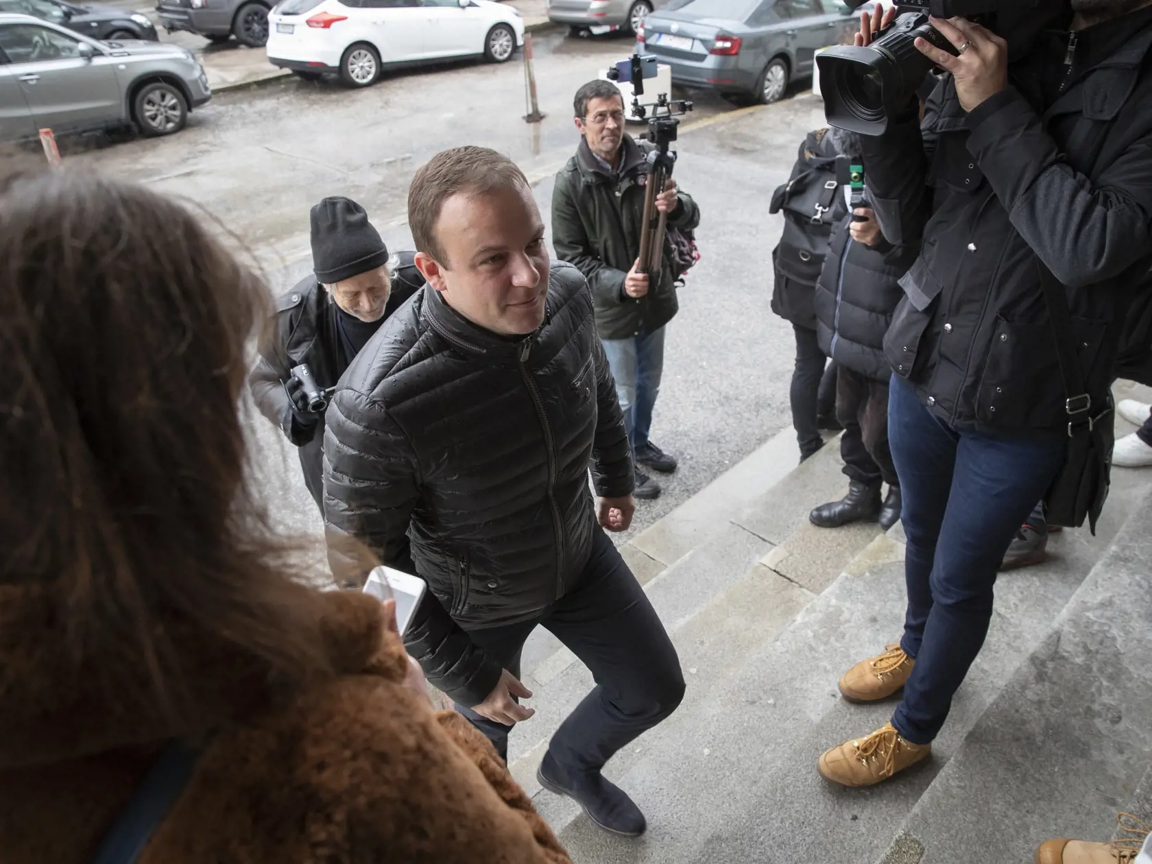 Najvyšší súd SR definitívne rozhoduje o tom, či pôjde Marian Kotleba za mreže. Ten sa odvolacieho procesu v kauze kontroverzných šekov osobne nezúčastnil. Argumentoval vážnymi osobnými a zákonnými dôvodmi.