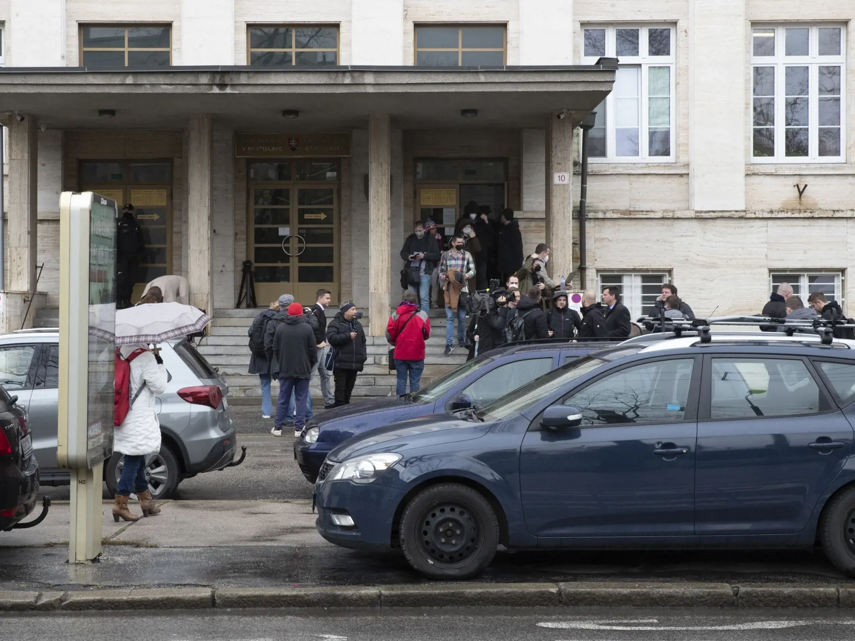 Najvyšší súd SR definitívne rozhoduje o tom, či pôjde Marian Kotleba za mreže. Ten sa odvolacieho procesu v kauze kontroverzných šekov osobne nezúčastnil. Argumentoval vážnymi osobnými a zákonnými dôvodmi. Pojednávanie bolo po viac ako hodine prerušené z dvôvodu nahlásenia bomby v budove súdu.