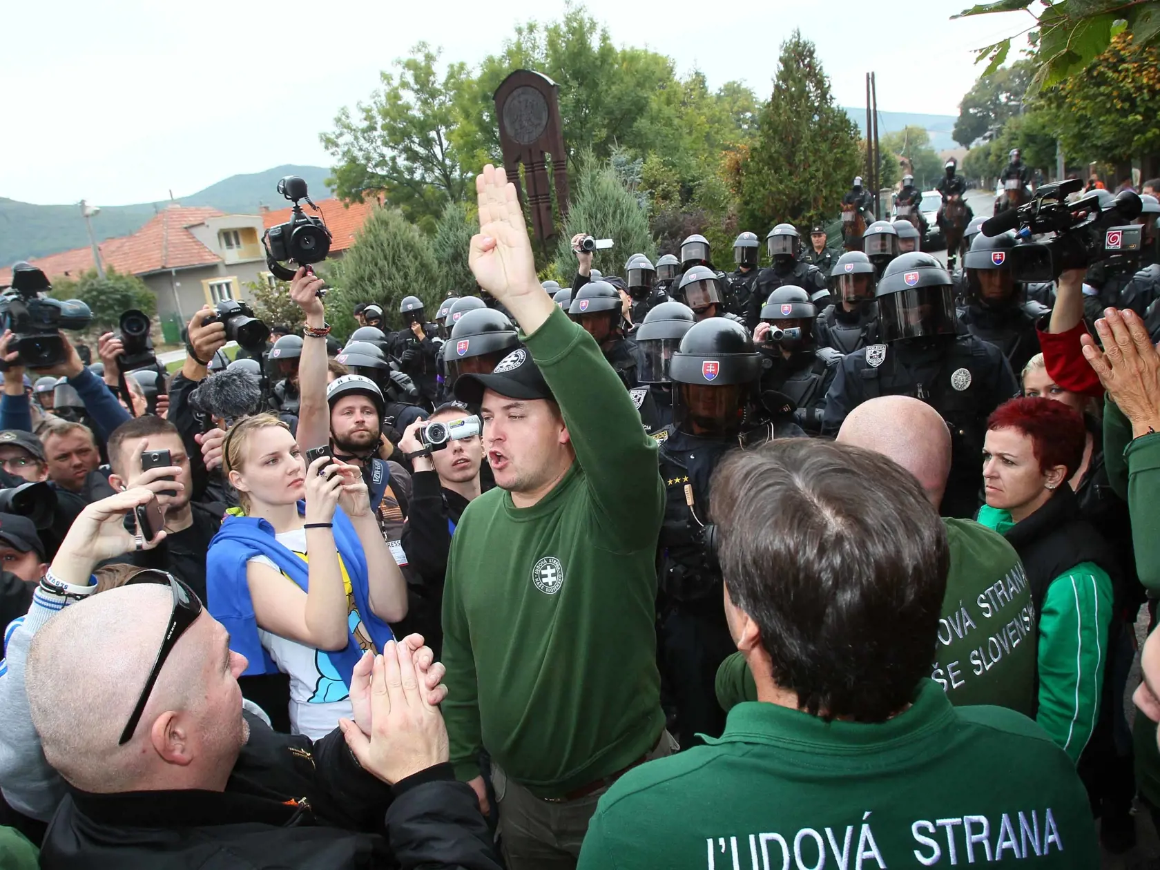 29.9.2012 - KRÁSNOHORSKE PODHRADIE - Kotleba premeral pozemok v osade, násilnosti sa nekonali . Marián Kotleba premeral svoj pozemok v krásnohorskej osade. Označil to za prvý krok k náprave.

