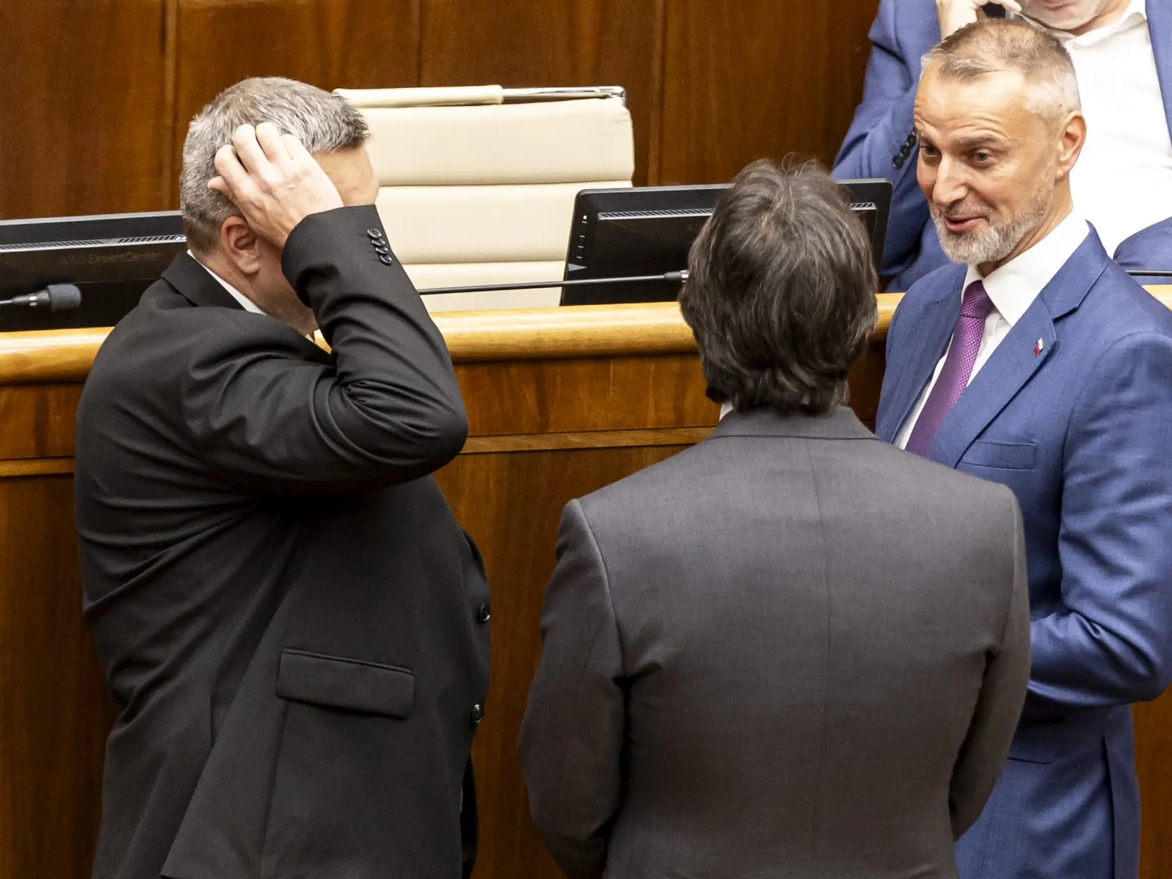 Tajná voľba Richarda Rašiho (Hlas) za predsedu NR SR. Na snímke je Richard Raši, Matúš Šutaj Eštok a Robert Fico.