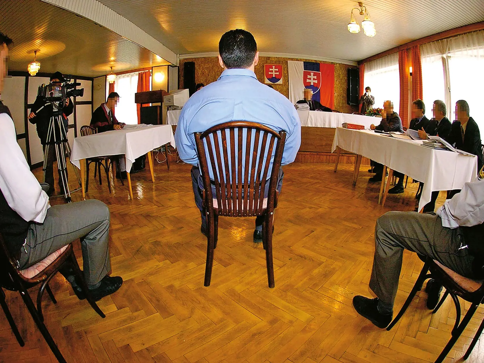 Mikuláš Černák pod "dozorom" polície.