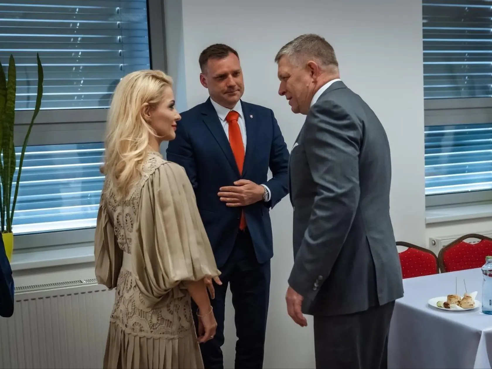 „Dnes som sa zúčastnila na výjazdovom rokovaní vlády v Handlovej, presne rok po atentáte na predsedu vlády Róberta Fica. Rok od tragickej udalosti, ktorá otriasla celou krajinou, sme sa stretli na tom istom mieste, kde sa druhýkrát narodil,“ napísala podvečer na svojom telegramovom účte ministerka kultúry Martina Šimkovičová. 
