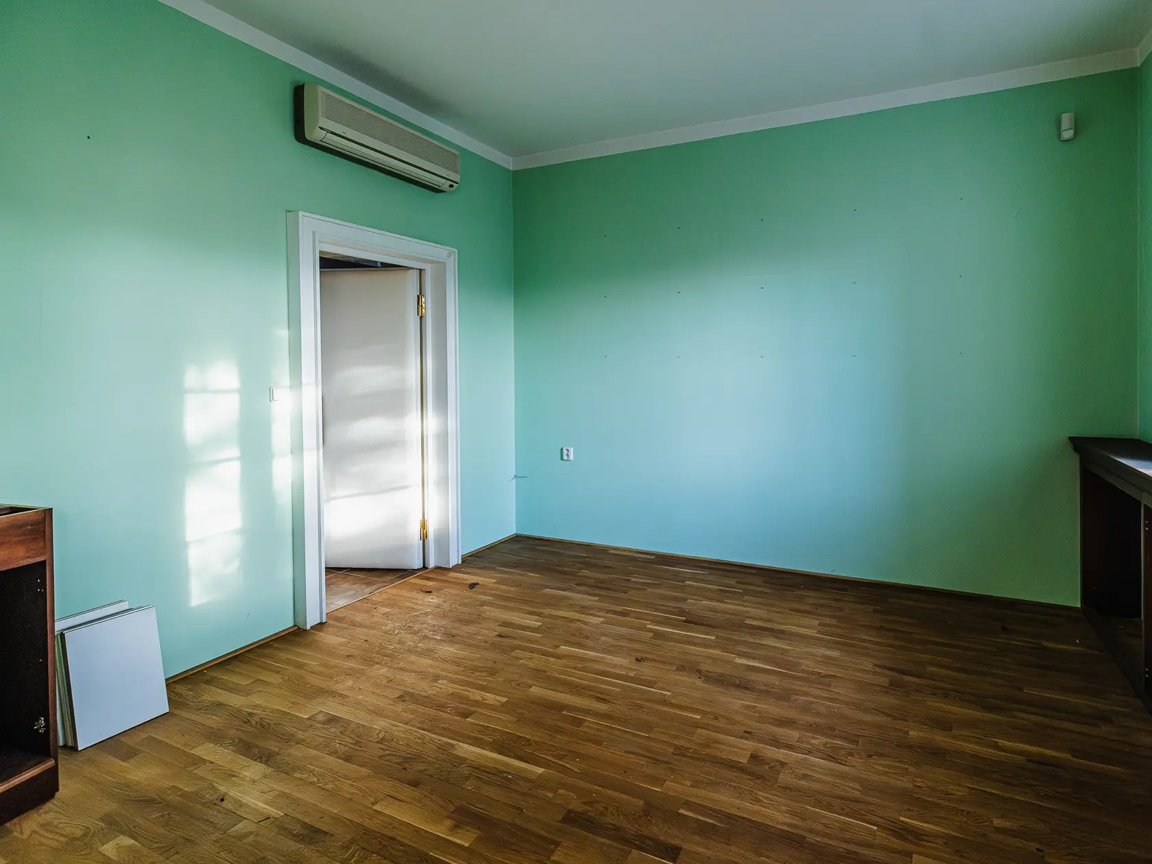 Prezidentská vila na Slavíne je vo veľmi zlom stave. Do roku 2004 v nej býval Rudolf Schuster. Po výbuchu kotla sa z nej odsťahoval a nikto ďalší v nej už nebýval.
