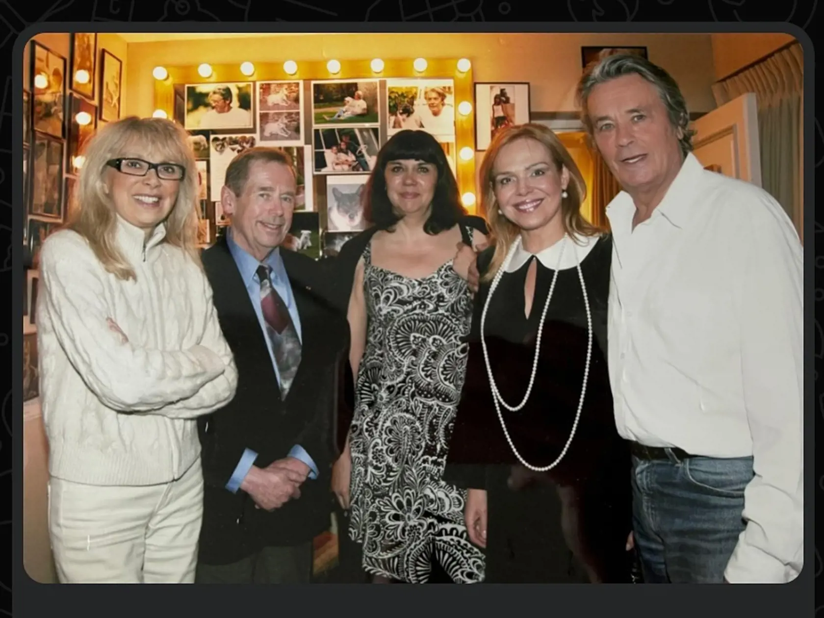 V roce 2009 Dagmar Havlová s manželom na predstavení v Partíži, v ktorom hral Alain Delon. V zákulisí sa stretli aj s jeho partnerkou Mireille Darcovou, úplne vľavo.