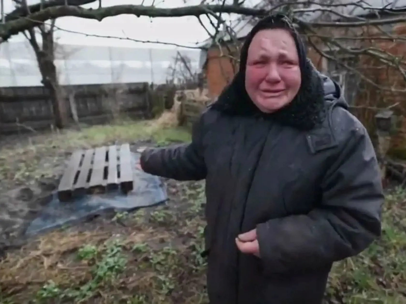 Ukrajinskí vyšetrovatelia začali v piatok s exhumáciou tiel z masového hrobu v ukrajinskom meste Buča, čím odštartovali vyšetrovanie údajných vojnových zločinov ruských okupačných jednotiek, ktoré sa nedávno stiahli z tejto oblasti neďaleko Kyjeva.