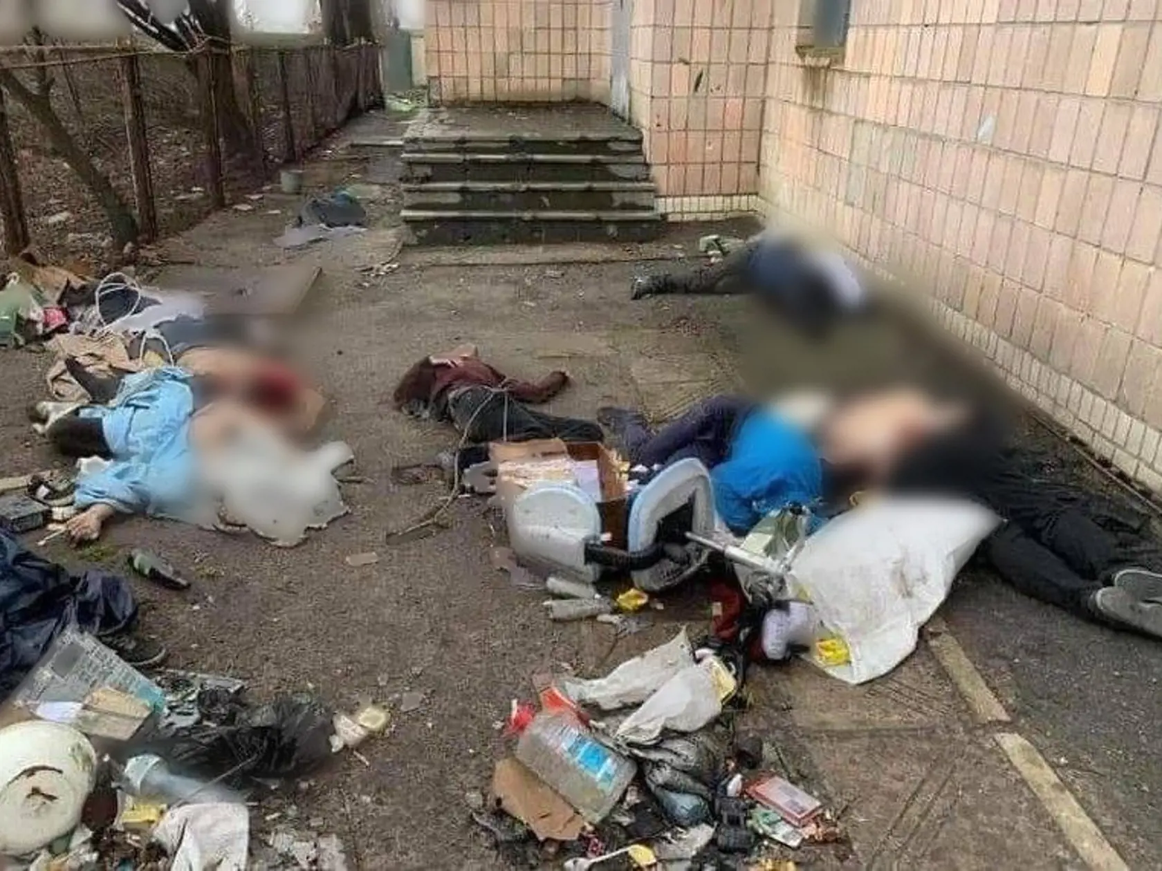 Desivé zábery ukazujú zviazaných ľudí v meste Buča 2.4.2022