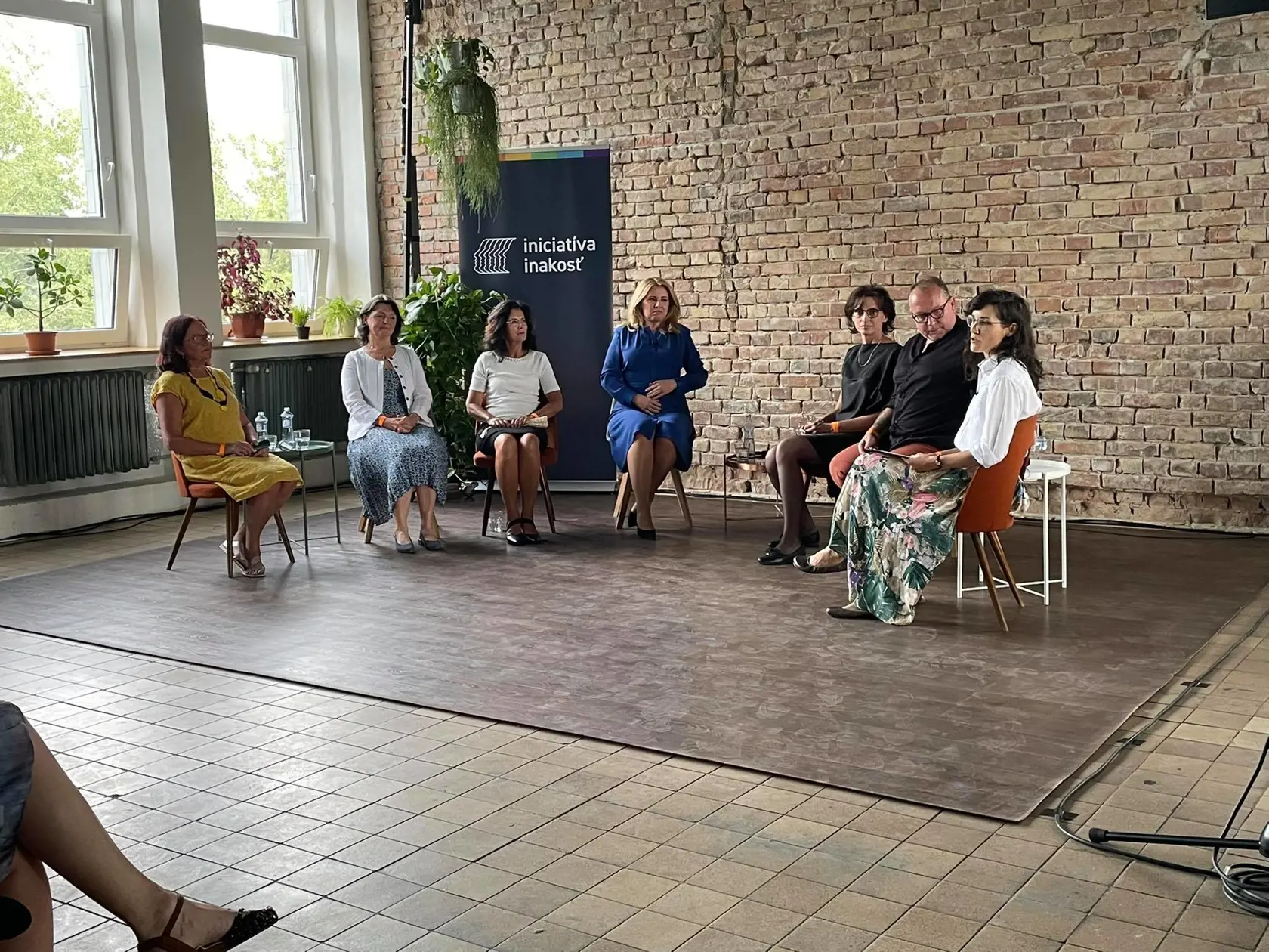 Zuzana Čaputová sa zúčastnila diskusie v Novej Cvernovke spoločne s rodičmi detí z LGBTI komunity.