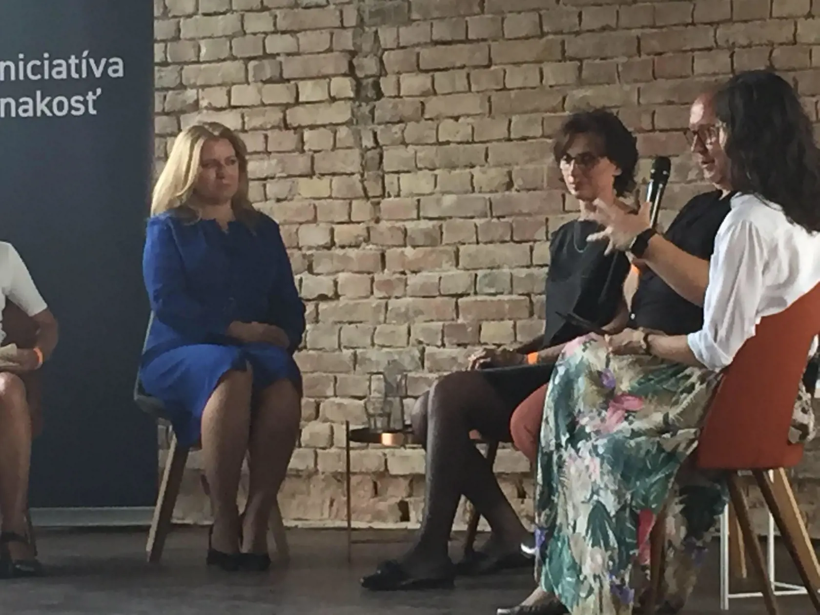 Zuzana Čaputová sa zúčastnila diskusie v Novej Cvernovke spoločne s rodičmi detí z LGBTI komunity.