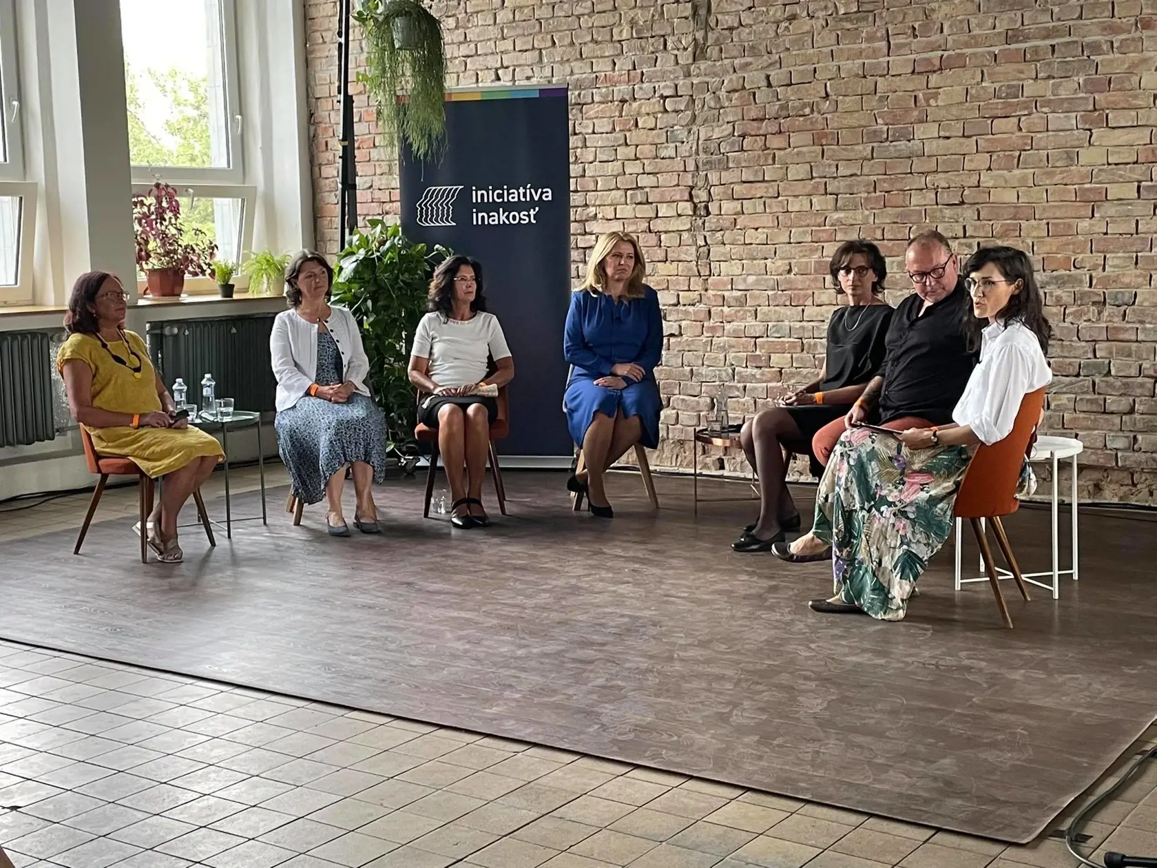 Zuzana Čaputová sa zúčastnila diskusie v Novej Cvernovke spoločne s rodičmi detí z LGBTI komunity.