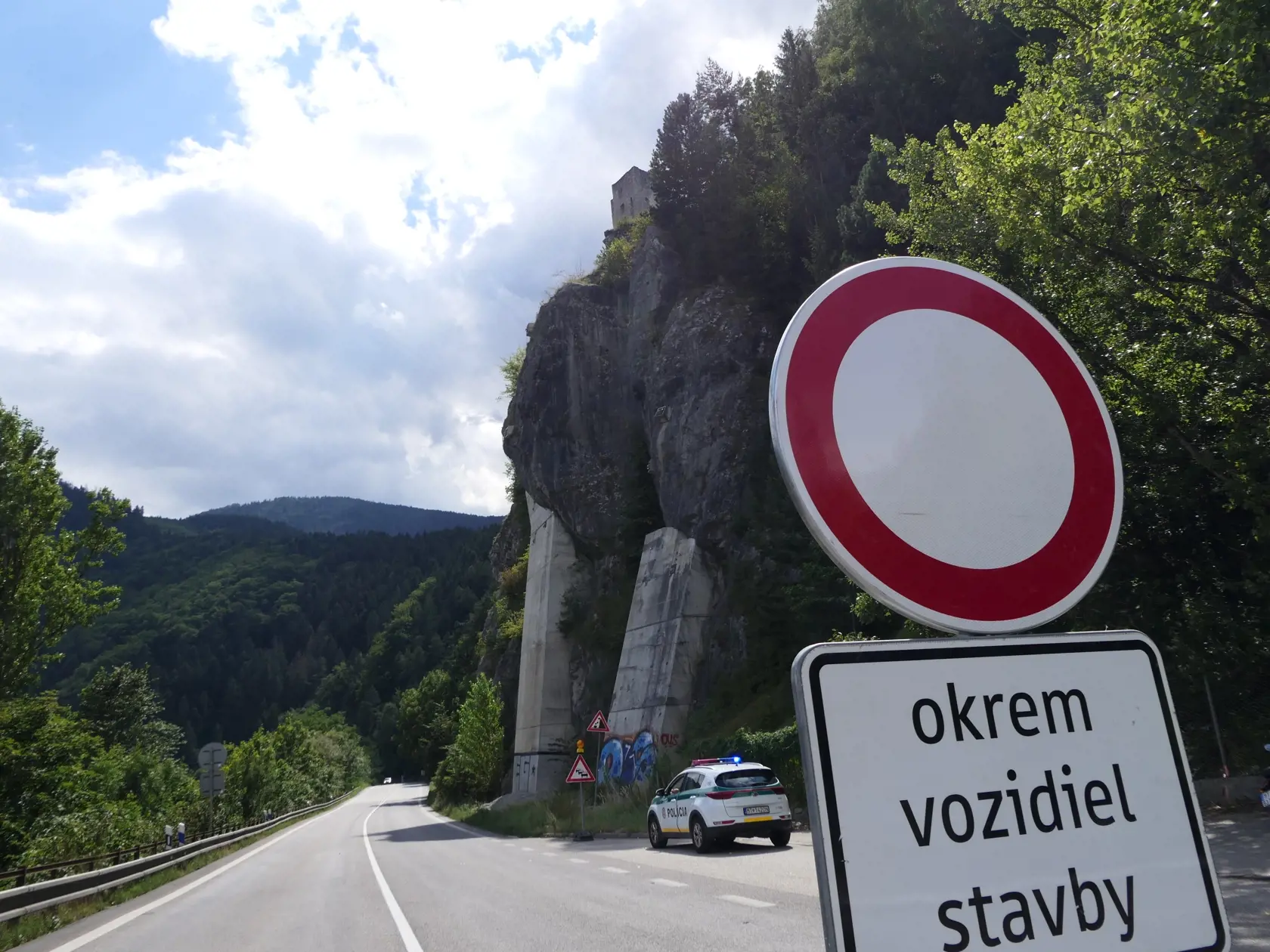 Na snímke uzavretá cesta I/18 pod Strečnom počas sanácií skalného brala. V Strečne dňa 10. augusta 2024. FOTO TASR - Erika Ďurčová