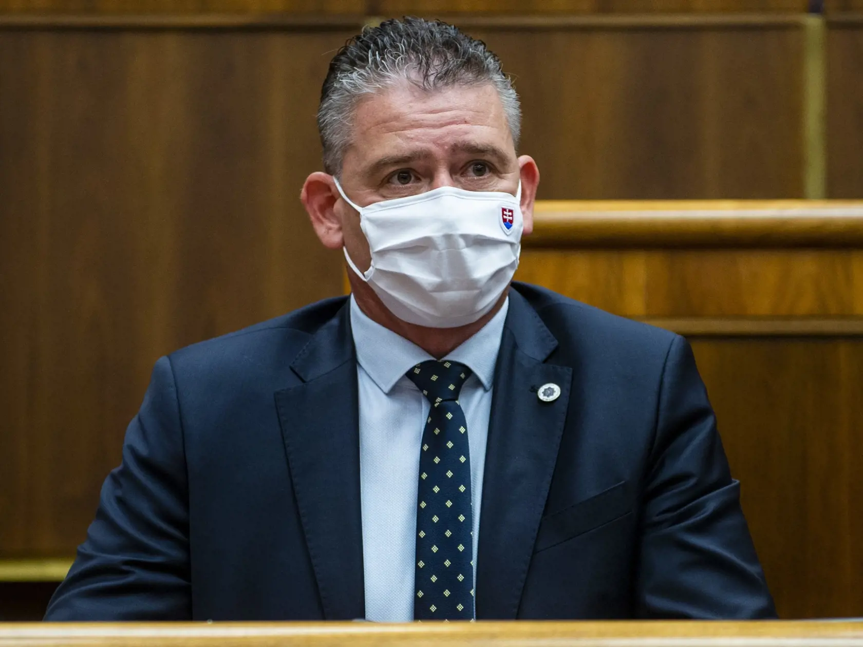 Na snímke je minister vnútra SR Roman Mikulec (OĽaNO) počas mimoriadnej 31. schôdze parlamentu.