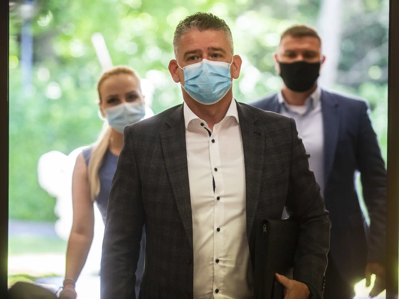 Na snímke minister vnútra SR Roman Mikulec (OĽaNO) prichádza na 17. rokovanie vlády.