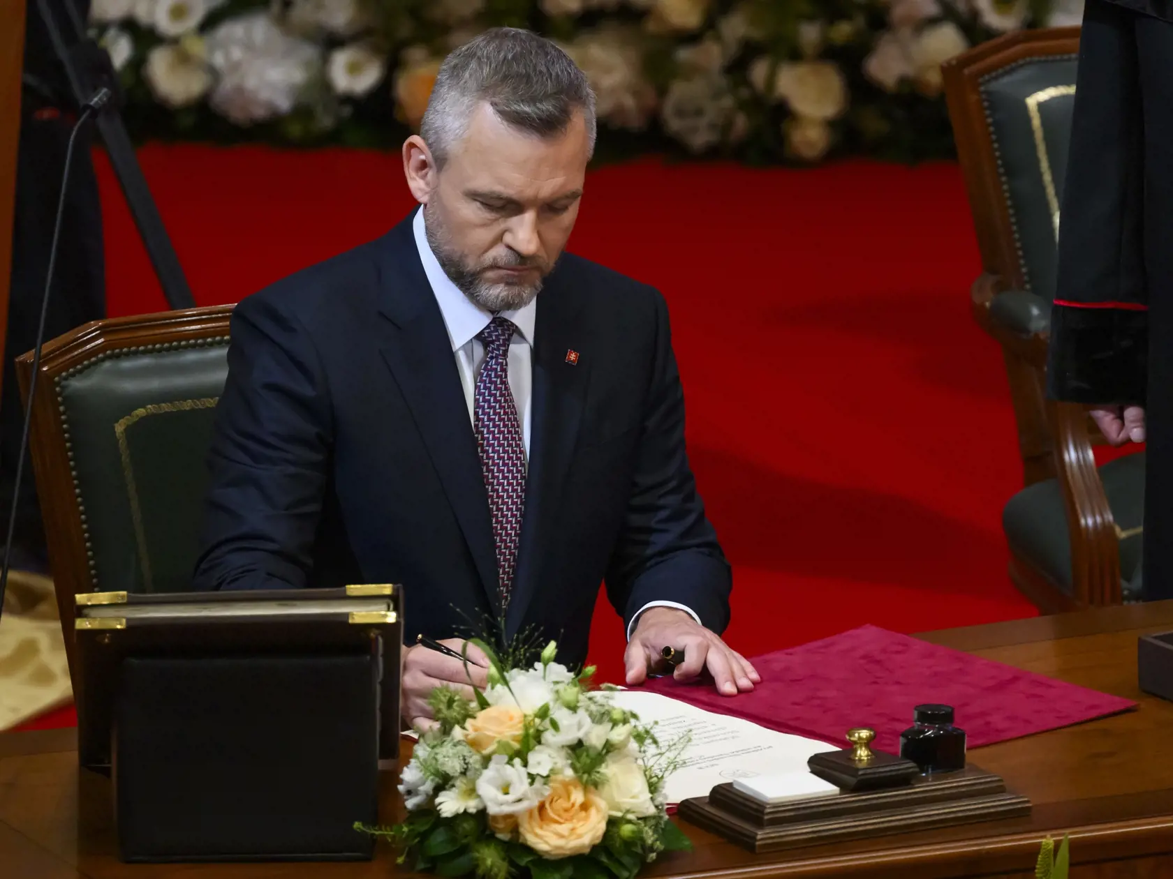 Na snímke zvolený prezident SR Peter Pellegrini sa podpisuje pri skladaní sľubu prezidenta SR predpísaného Ústavou SR do rúk predsedu Ústavného súdu SR Ivana Fiačana počas slávnostnej schôdze Národnej rady SR pri príležitosti zloženia sľubu prezidenta SR v priestoroch budovy Slovenskej filharmónie 15. júna 2024 v Bratislave. FOTO TASR - Jaroslav Novák