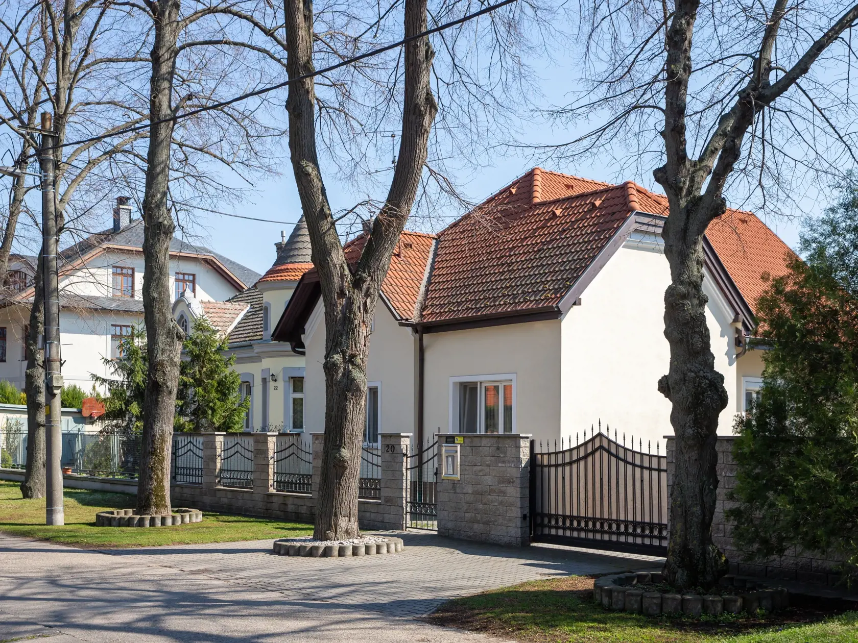 Na snímke je Béla Bugár pri jarných prácach vo svojej záhrade v Šamoríne. 