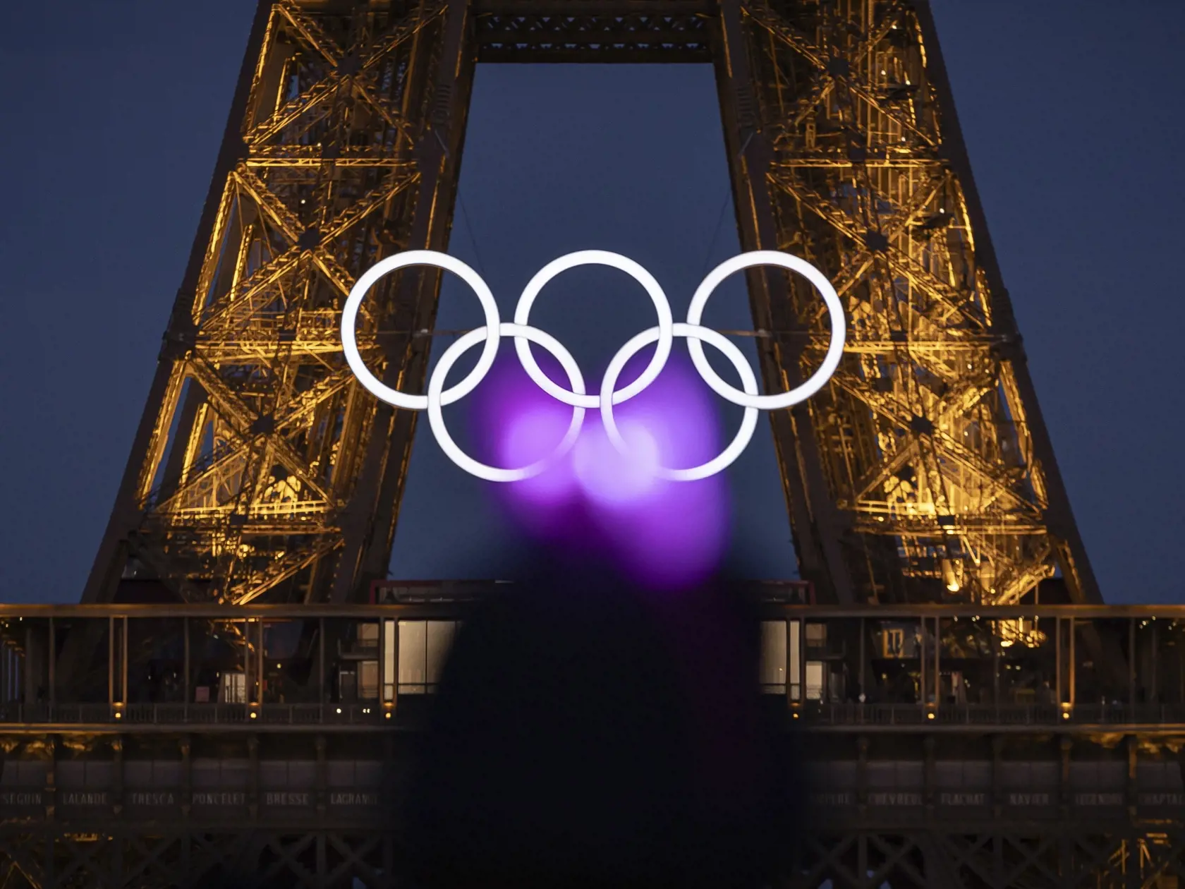 Na snímke olympijské kruhy na Eiffelovej veži v piatok 7. júna 2024 v Paríži. Organizátori parížskych olympijských hier namontovali kruhy na Eiffelovu vežu 50 dní do začiatku letných hier. Olympijské kruhy z recyklovanej francúzskej ocele sú na južnej strane 135-ročnej historickej pamiatky v centre Paríža s výhľadom na rieku Seinu.