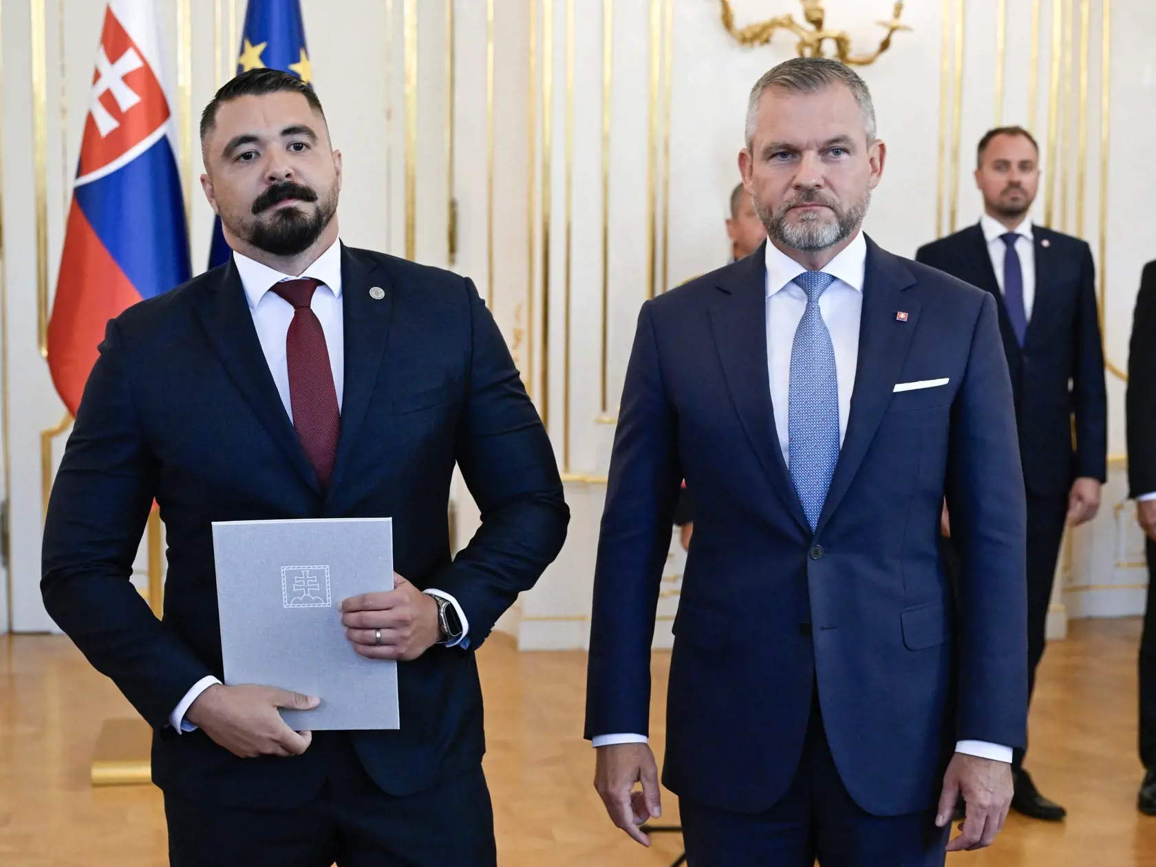 Na snímke prezident SR Peter Pellegrini (vpravo), ktorý vymenoval Pavla Gašpara (vľavo) za riaditeľa Slovenskej informačnej služby (SIS) v Prezidentskom paláci v Bratislave v pondelok 26. augusta 2024. Riaditeľa SIS vymenúva prezident na základe návrhu vlády. Gašparovu nomináciu na tento post odsúhlasila vláda vo februári. Bývalá hlava štátu Zuzana Čaputová prenechala menovanie nového riaditeľa tajnej služby na svojho nástupcu. Pavol Gašpar bol doteraz námestníkom riaditeľa spravodajskej služby.