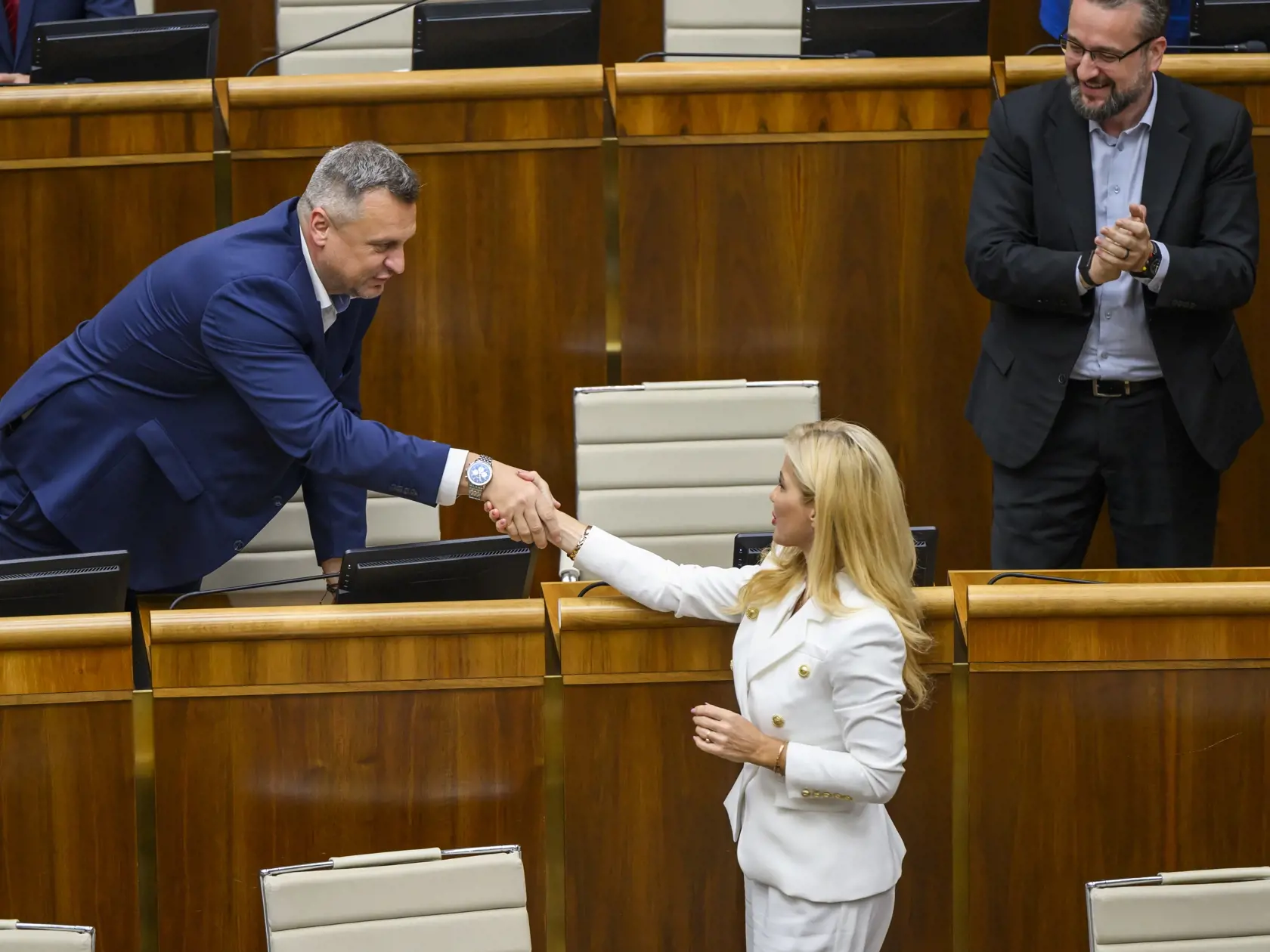 Na snímke ministerka kultúry Martina Šimkovičová (nominantka SNS) a podpredsedovia Národnej rady (NR) SR Ľuboš Blaha (vpravo, SMER-SD) a Andrej Danko (vľavo, SNS) si podávajú ruky po schválení zákona o STVR na 15. schôdzi parlamentu v Bratislave vo štvrtok 20. júna 2024.