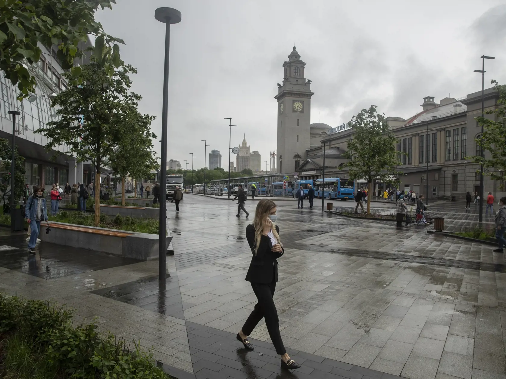 WA 22 archív Moskva - Na archívnej snímke z 10. júla 2021 žena s ochranným rúškom kráča ulicou v Moskve. Starosta ruskej metropoly Moskva Sergej Sobianin pre narastajúci počet prípadov koronavírusu v sobotu 12. júna 2021 oznámil, že zavedie tzv. týždeň bez práce. Vzťahovať sa bude na všetkých zamestnancov okrem pracovníkov kritickej infraštruktúry. V Moskve v sobotu zaregistrovali 6701 nových prípadov nákazy koronavírusom, čo je najväčší denný počet od konca vlaňajšieho decembra. FOTO TASR/AP