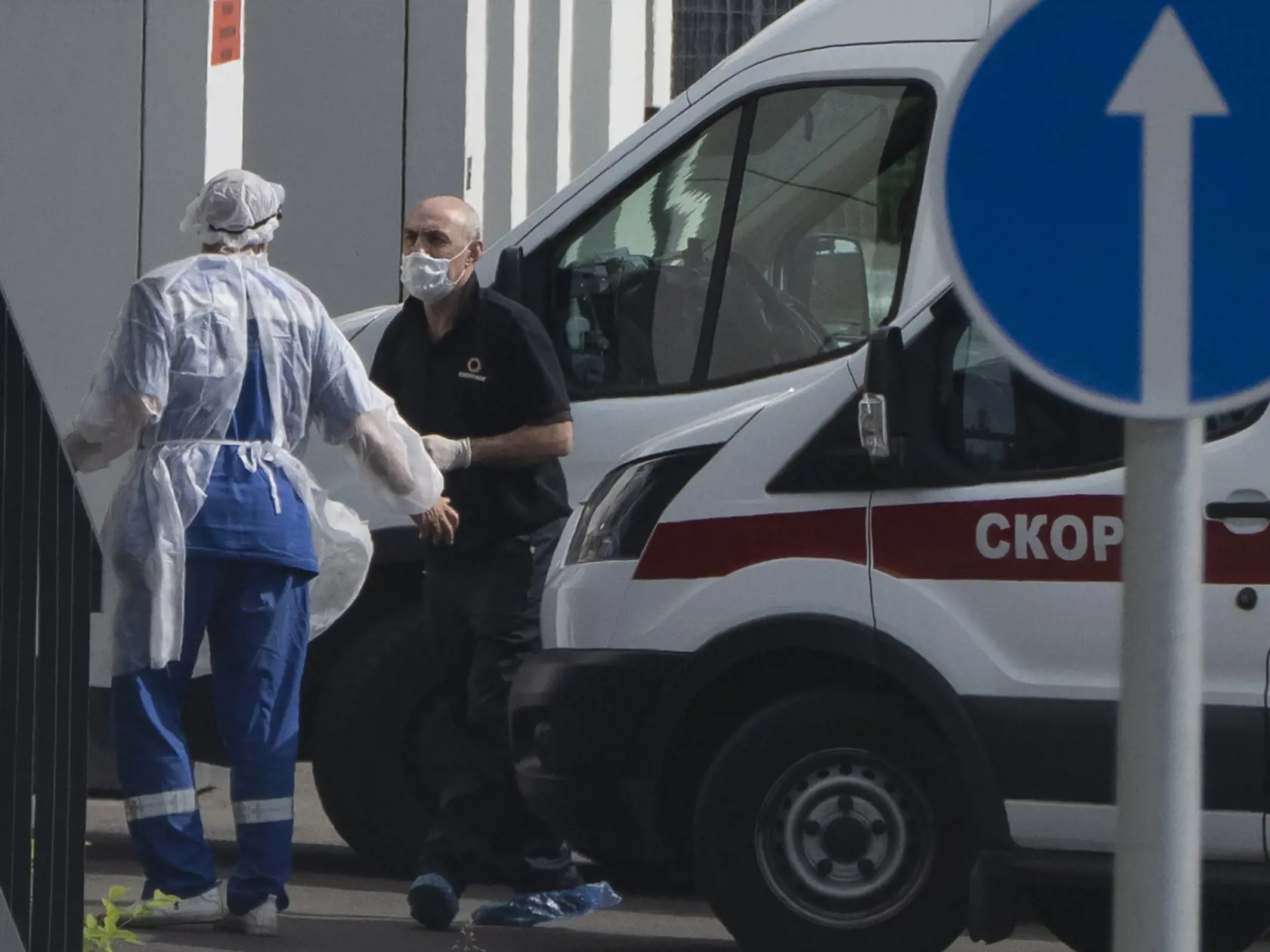 WA 51 Moskva - Zdravotník odetý v ochrannom odeve doprevádza muža, ktorý má príznaky ochorenia COVID-19 do nemocnice Kommunarka na predmestí ruskej metropoly Moskva v pondelok 21. júna 2021. Ruské úrady zaznamenali v sobotu 17. 378 nových prípadov nákazy koronavírusom, čo je viac ako dvojnásobok počtu zo začiatku júna - viac ako polovica prípadov pochádzala z Moskvy, kde sa počet infekcií tento mesiac strojnásobil. FOTO TASR/AP
A medical worker wearing protective gear escorts a man, suspected