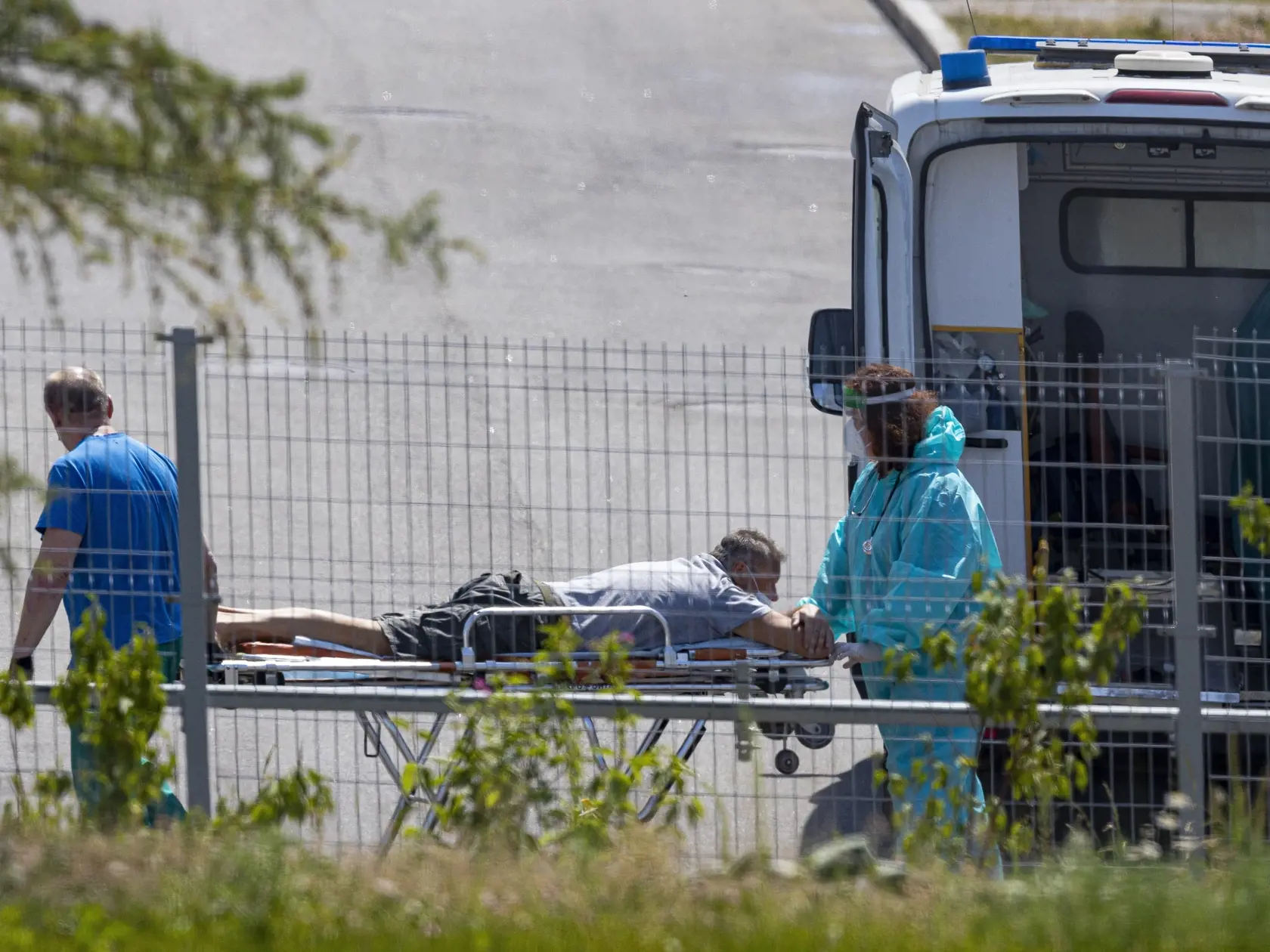 KK73 Moskva - Na snímke zdravotníci prevážajú na nosidlách pacienta s podozrením na koronavírus do nemocnice 26. júna 2021 v Moskve. Rusko hlásilo v sobotu najvyšší denný prírastok nakazených koronavírusom od začiatku roka - pribudlo 21.600 nových prípadov infikovaných. Zdravotnícke úrady evidovali tiež 619 úmrtí súvisiacich s ochorením COVID-19 - ide o najvyšší hlásený počet smrteľných obetí za jeden deň od konca decembra 2020. FOTO TASR/AP
Medical workers carry a patient suspected of having co