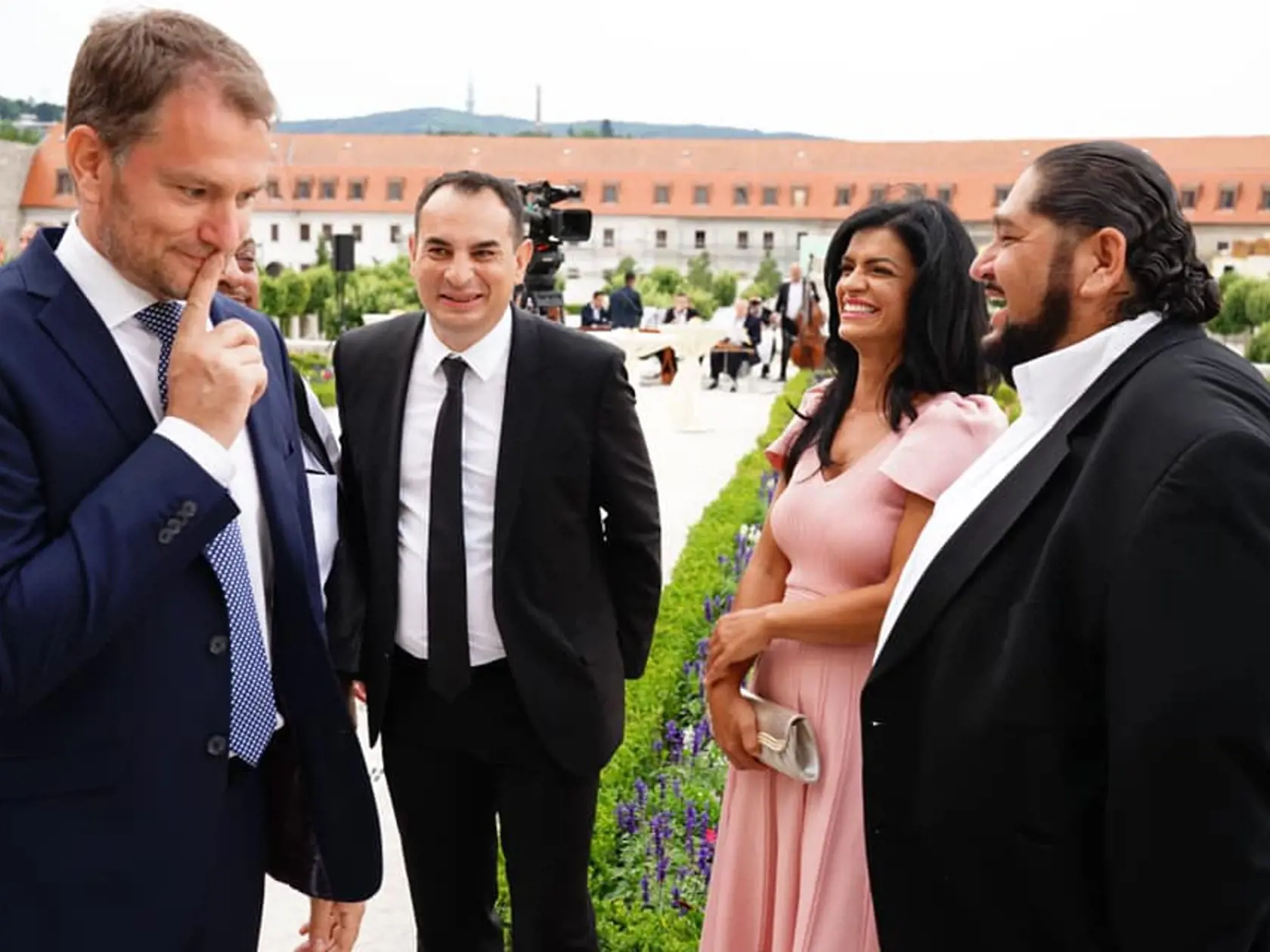Igor Matovič sa počas leta stretol aj so zástupcami Rómov a dokonca aj so známou skupinou Cigánski diabli. Na sociálnej sieti potom Matovič napísal: „Včera som zrejme ako prvý vládny a dočasný to vedúcko, po 800 rokoch spoločného spolunažívania, pozval zástupcov slovenských Rómov na Bratislavský hrad.“