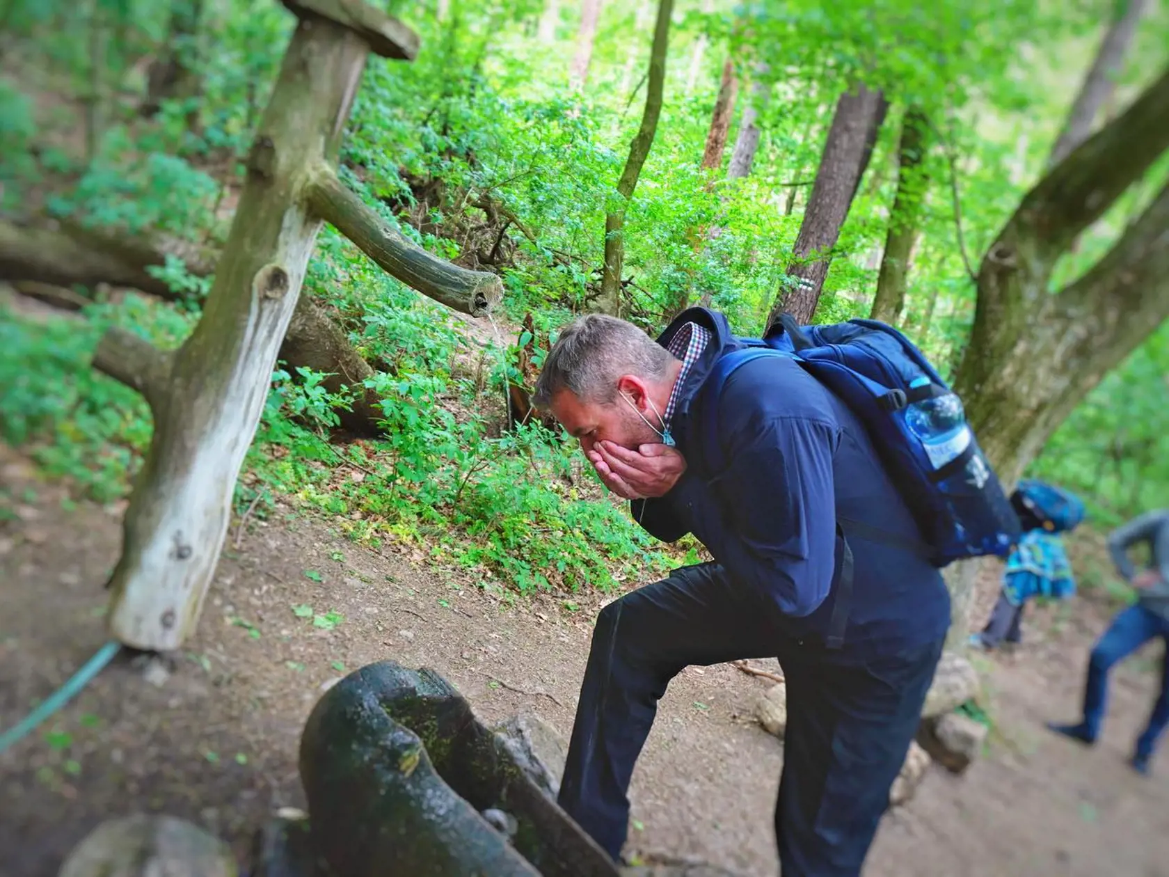 Podpredseda Smeru Peter Pellegrini sa počas turistiky musel ovlažiť vodou. Túra na kopec bola ešte dlhá.