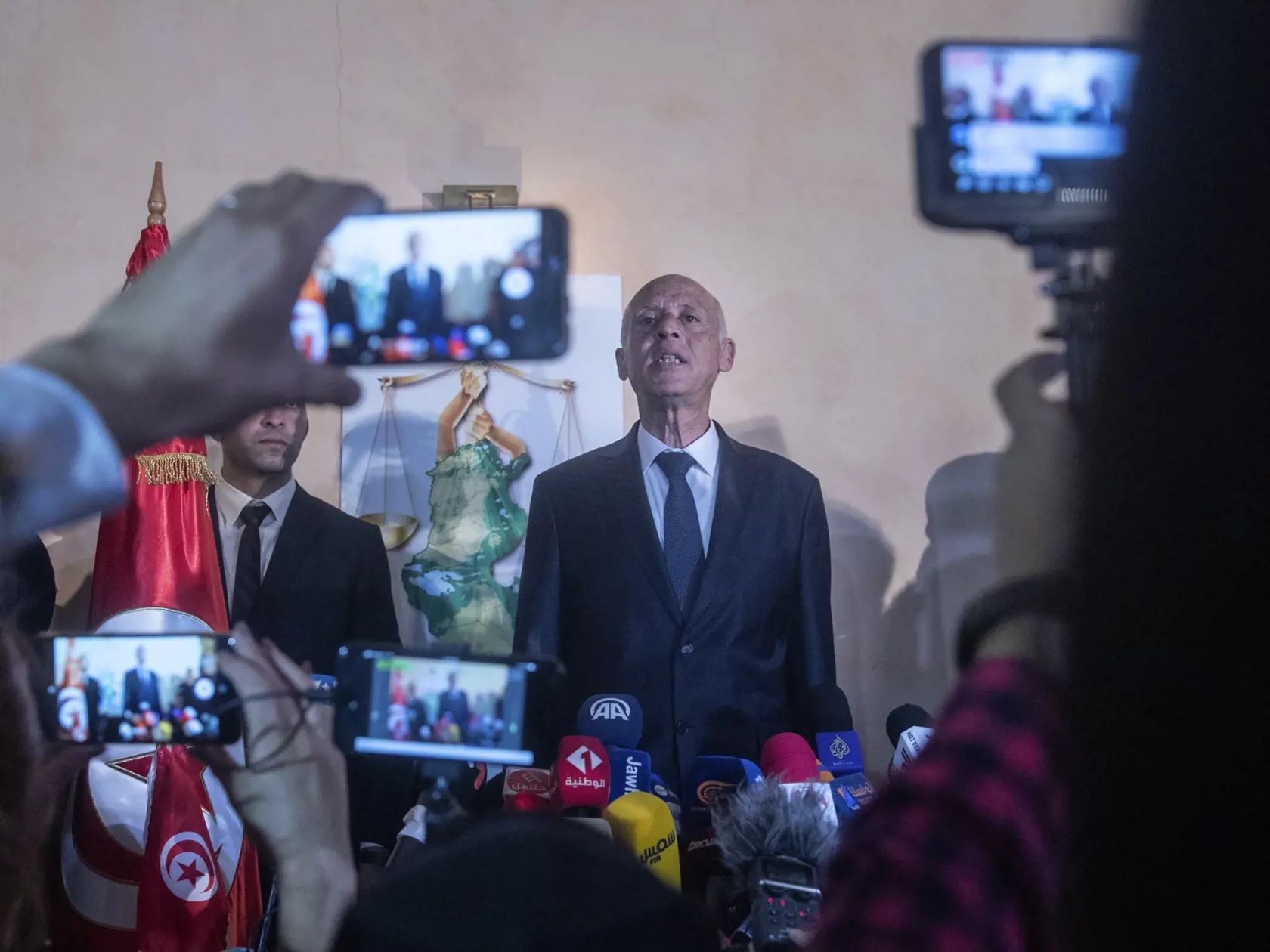 WA 6 Tunis - Tuniský konzervatívny akademik Kajs Saíd reční pred novinármi a svojimi stúpencami v Tunise 13. októbra 2019. Saíd zvíťazil podľa prognóz v druhom kole prezidentských volieb v Tunisku.Jeho súper, mediálny magnát Nabíl Karawí, utrpel zdrvujúcu porážku, keď dostal len 27,5 percenta hlasov, informovala agentúra AFP s odvolaním sa na prieskum spoločnosti Emrhod Consulting. Druhé slobodné prezidentské voľby v Tunisku od revolúcie z roku 2011, pri ktorej zosadili dlhoročného diktátora Zín