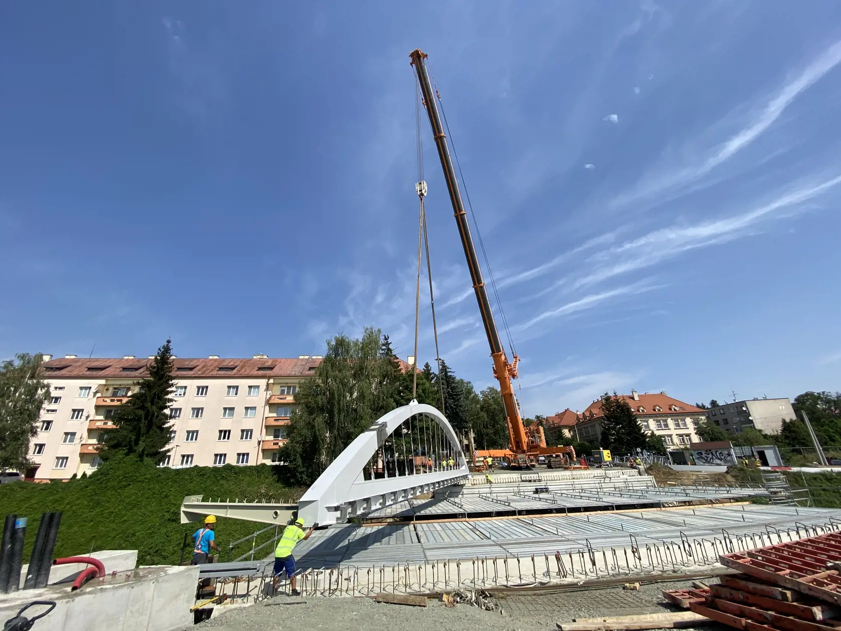 Presun oceľovej nosnej konštrukcie, ktorá bude držať budúci most na Lesíku delostrelcov v Prešove.