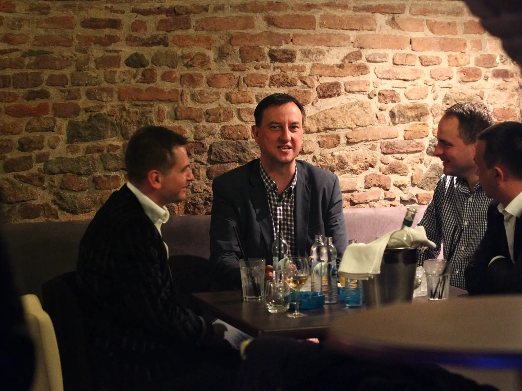 stranici strany sloboda a solidarita sas sa zabavali v spolocnosti neznamych zien pri otvarani noveho podniku v centre bratislavy