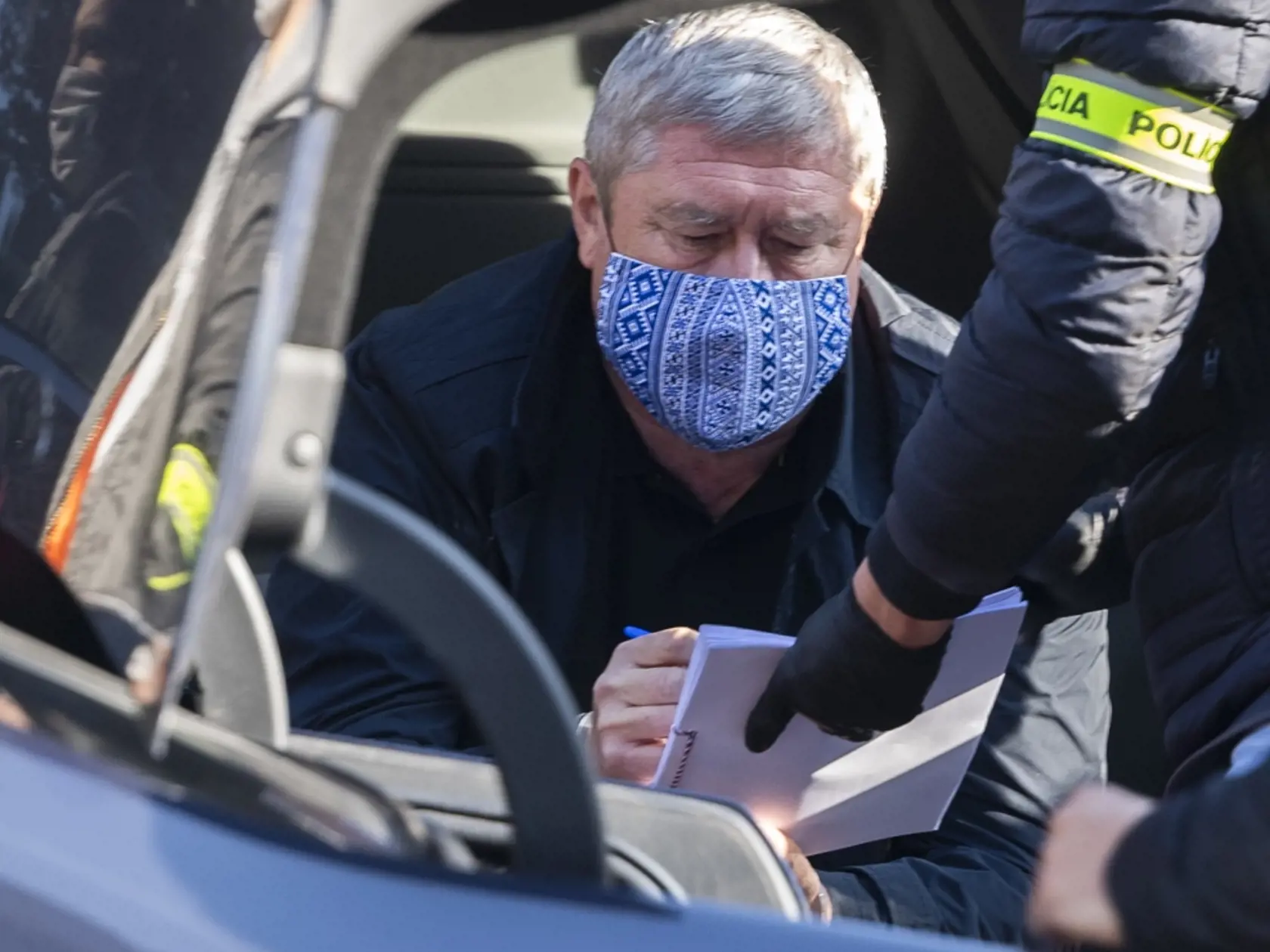 Na snímke špeciálny prokurátor Dušan Kováčik (vľavo), ktorého zadržala Národná kriminálna agentúra (NAKA) v Bratislave vo štvrtok 22. októbra 2020.