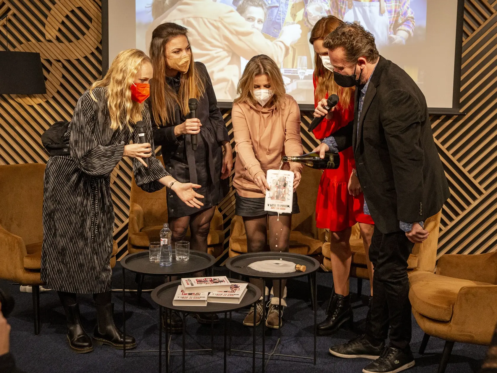 Krst filmovej knihy “V lete ti poviem, ako sa mam” sa uskutočnil v Bratislavskom knihkupectve. Na snímke je Dominika Moráková, Petra Vajdová, Evita Twardzik, Lenka Debnárová a Marián Miezga. 