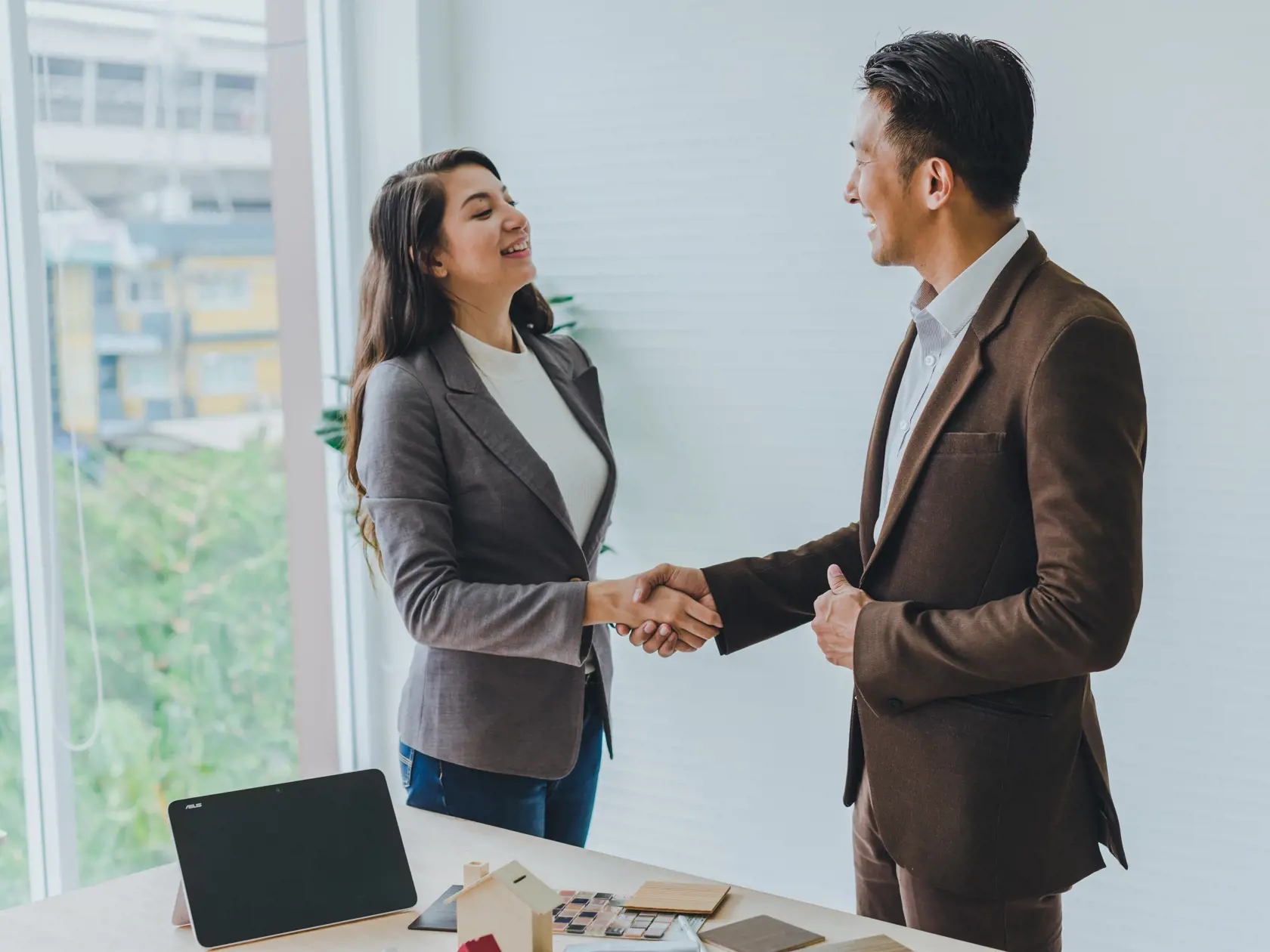 Business,People,Can,Make,Business,Deals.,The,Congratulatory,Handshake.