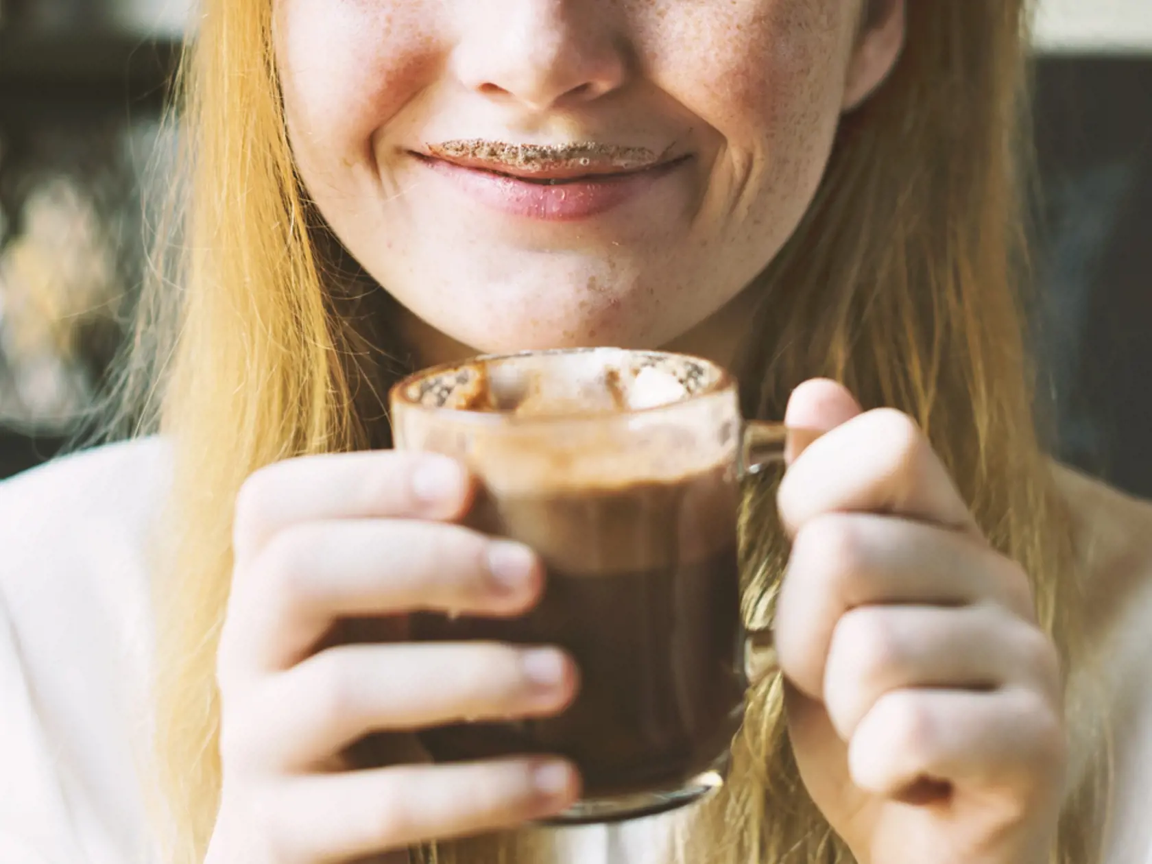 Aj horúca čokoláda pomôže 
Kakao je doslova nabité množstvom antioxidantov. Je zároveň bohaté na horčík, ktorý podporuje srdce a pomáha znižovať úzkosť. Kakao obsahuje tryptofán, ktorý sa mení na sérotonín, chemikáliu, ktorá dokáže ovplyvňovať náladu. Pokojnejší stav prospieva bunkám imunitného systému, ktoré svoju prácu môžu odvádzať oveľa efektívnejšie.