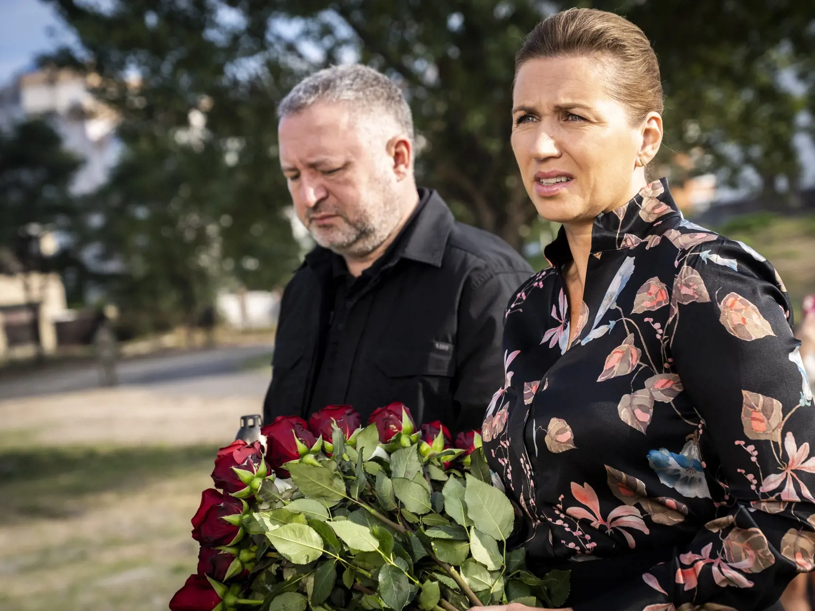 Dánska premiérka Mette Frederiksenová (vpravo) navštívila pravoslávny kostol sv. Andreja v sprievode štátneho prokurátora Andrija Kostina v ukrajinskom meste Buča pri Kyjeve 6. septembra 2023.