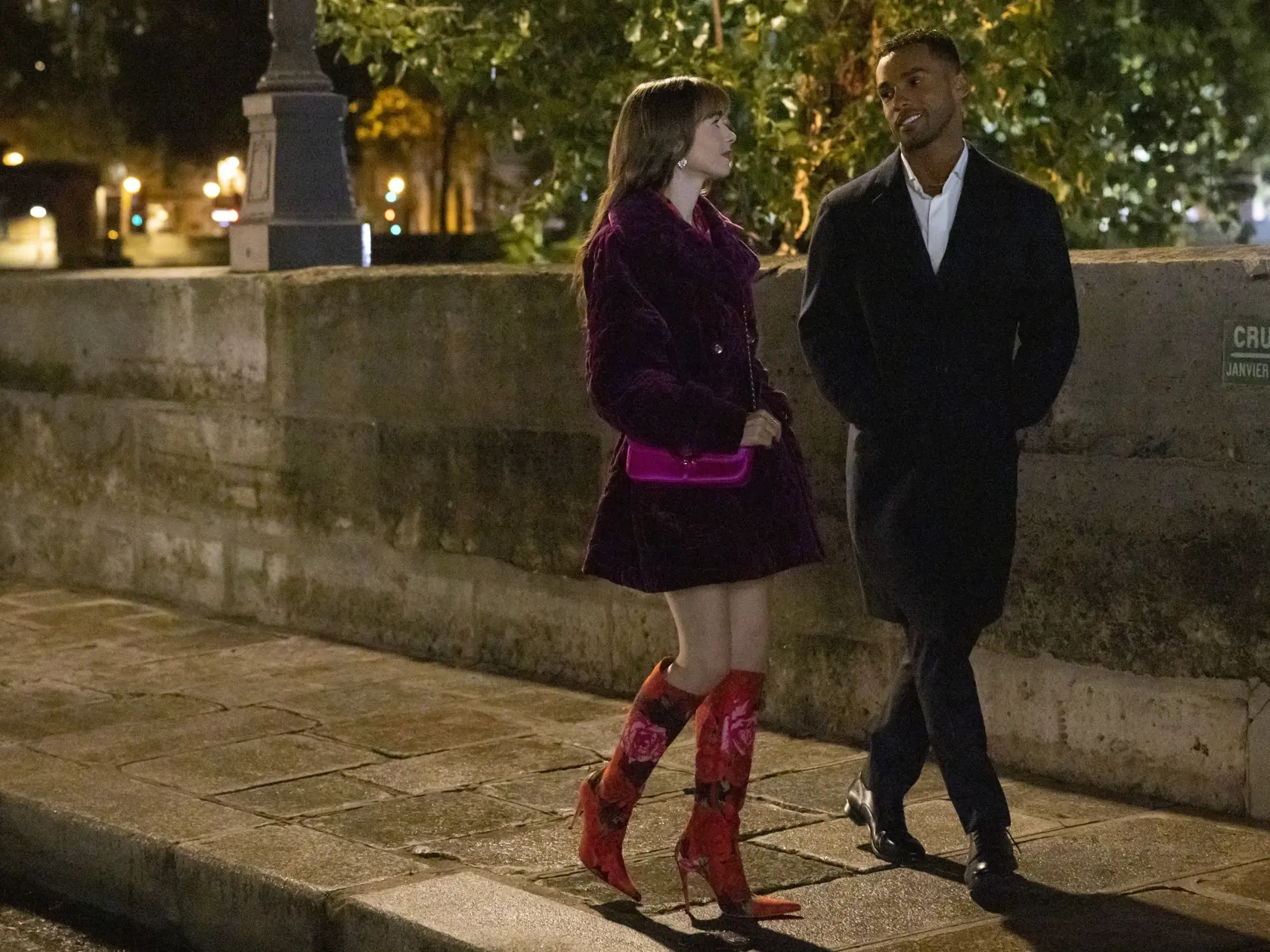 Lucien Laviscount sa vďaka seriálu Emily v Paríži stal miláčikom všetkých žien. V seriáli hral partnera herečke Lily Collins, dnes zdá sa robí šťastnou Shakiru.