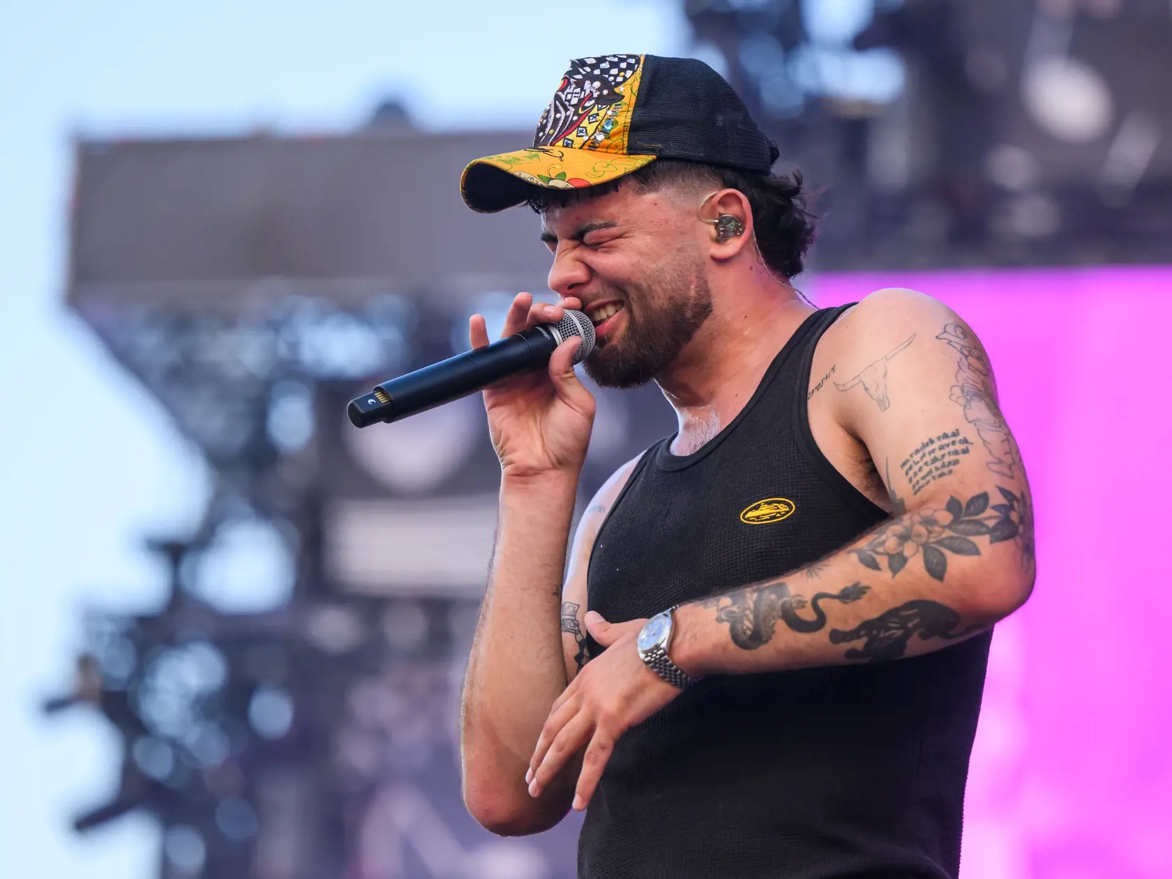 Lovestream festival, najväčšie hudobné podujatie tohto leta, sa začína v piatok popoludní v Bratislave. Na letisku v bratislavských Vajnoroch sa počas troch dní od 16. do 18. augusta predstavia viaceré osobnosti európskej a svetovej hudobnej scény. Brány festivalu sa pre všetkých fanúšikov otvorili v piatok 16. augusta o 12.00 h a zatvoria sa v pondelok 19. augusta o 12.00 h. Na snímke reper Calin počas prvého dňa 3. ročníka Lovestream festivalu na Starom Vajnorskom letisku v Bratislave.