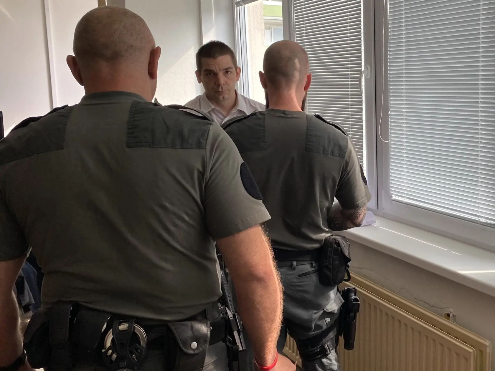 Obžalovaný Lukáš (43)  z väznenia školáčky sa postavil vo štvrtok 25. 7. 2023 pred súd.