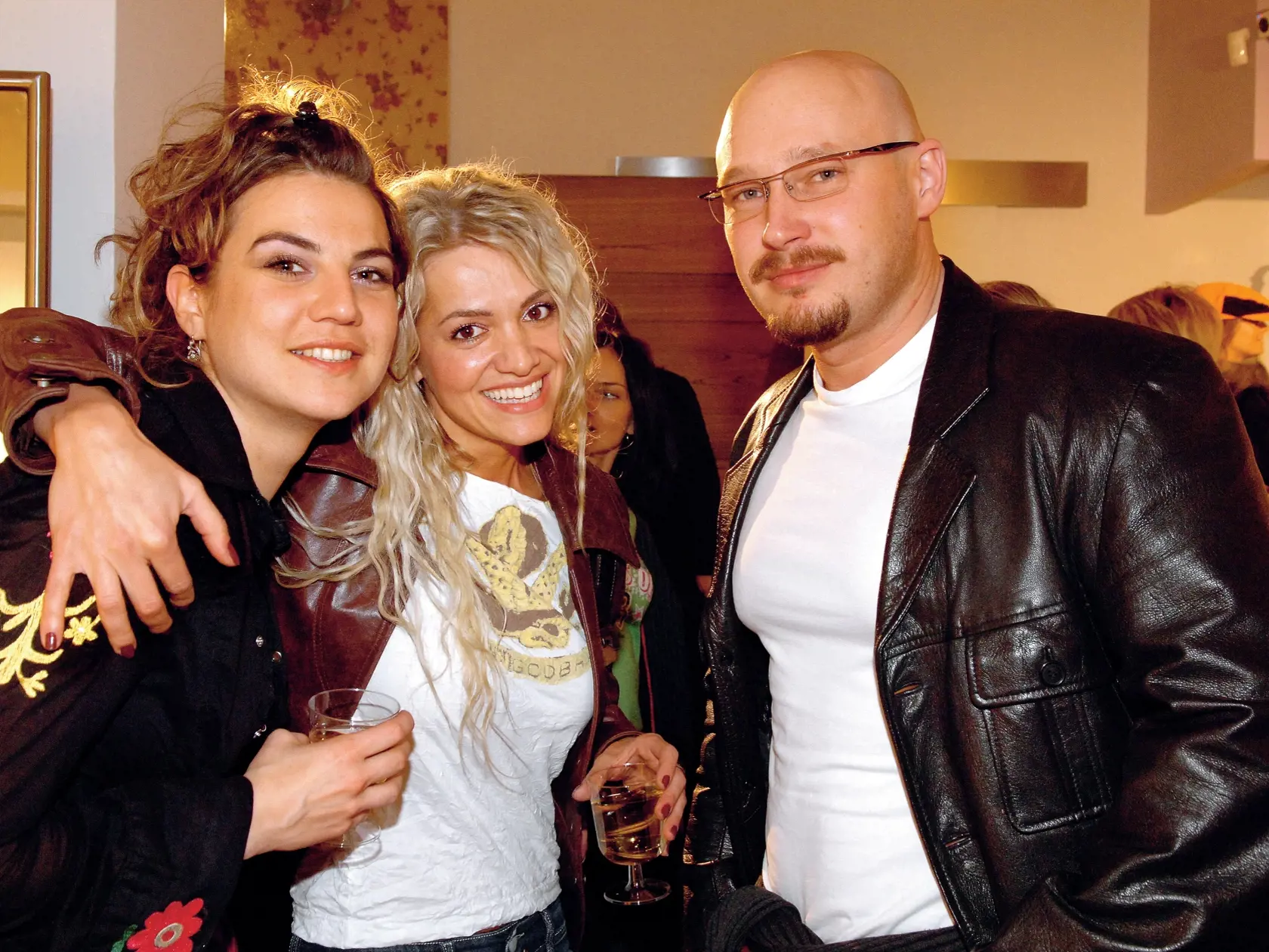 Dara Rolins, Eva Skallová, manažérka Dary
foto : Michaela Feuereislová
uverejnené Šarm 34/2006
pôvodný súbor:DSC_0095.eps