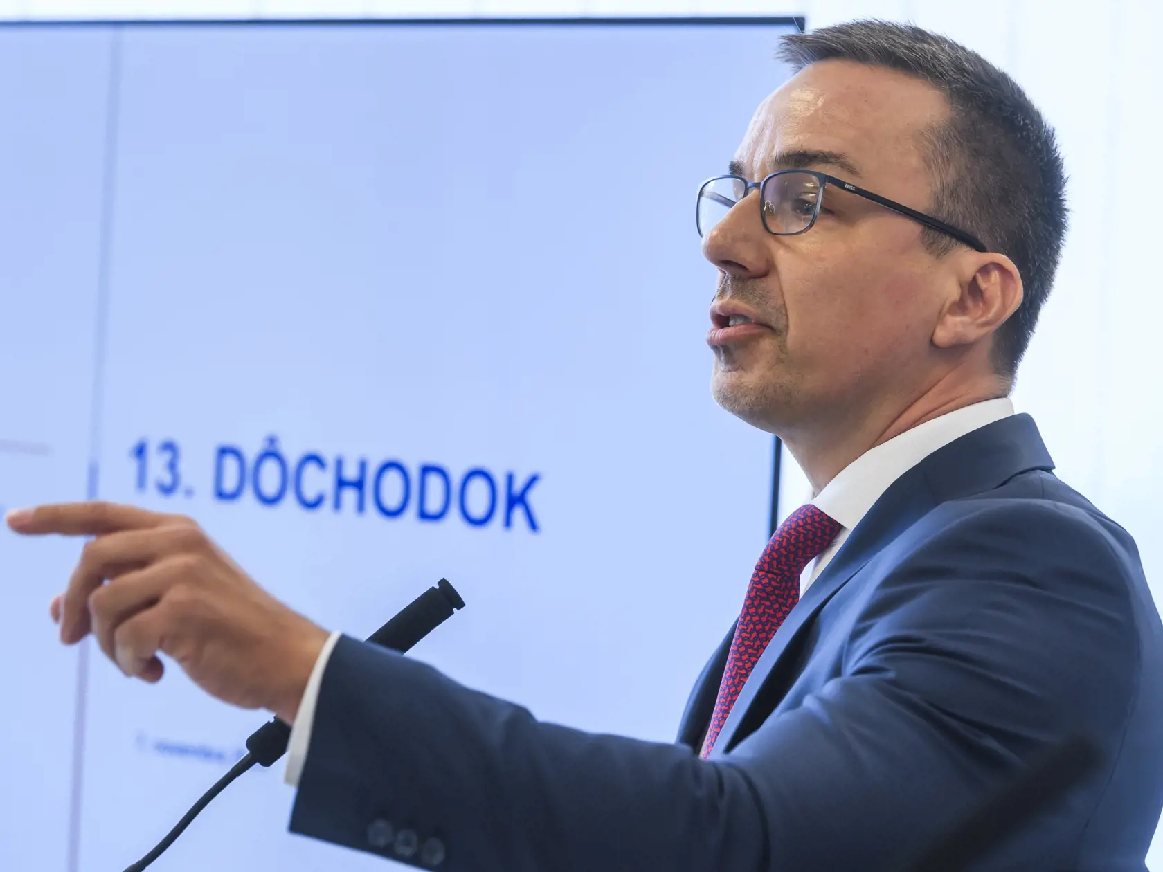 Na snímke minister práce, sociálnych vecí a rodiny SR Erik Tomáš (Hlas-SD) počas tlačovej konferencie k 13. dôchodku v Bratislave 7. novembra 2023. FOTO TASR - Jaroslav Novák