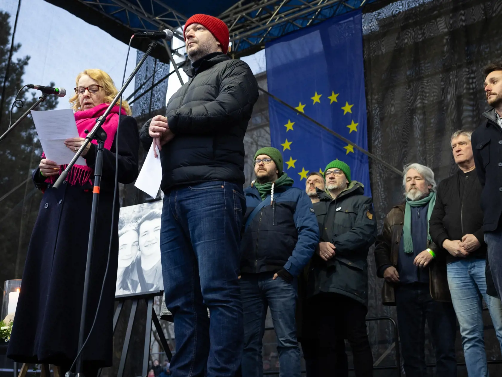 Spoločné zhromaždenie - Sedem rokov bez Jána a Martiny - Slovensko je Európa.
Spomienkovo-protestné zhromaždenie na Námestí slobody pri príležitosti výročia vraždy novinára Jána Kuciaka a jeho snúbenice Martiny Kušnírovej. Na snímke je Matúš Kostolný.