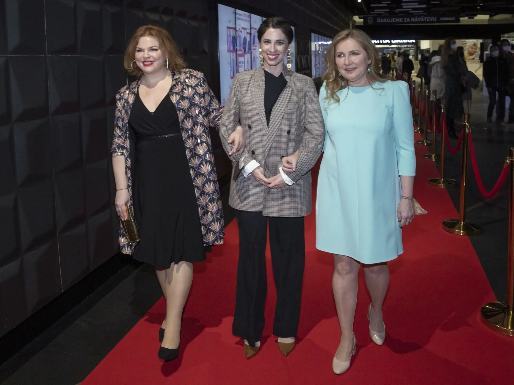 Slovenská premiéra filmu V lete Ti poviem, ako sa mám. Na snímke v strede je herečka Zuzana Porubjaková.